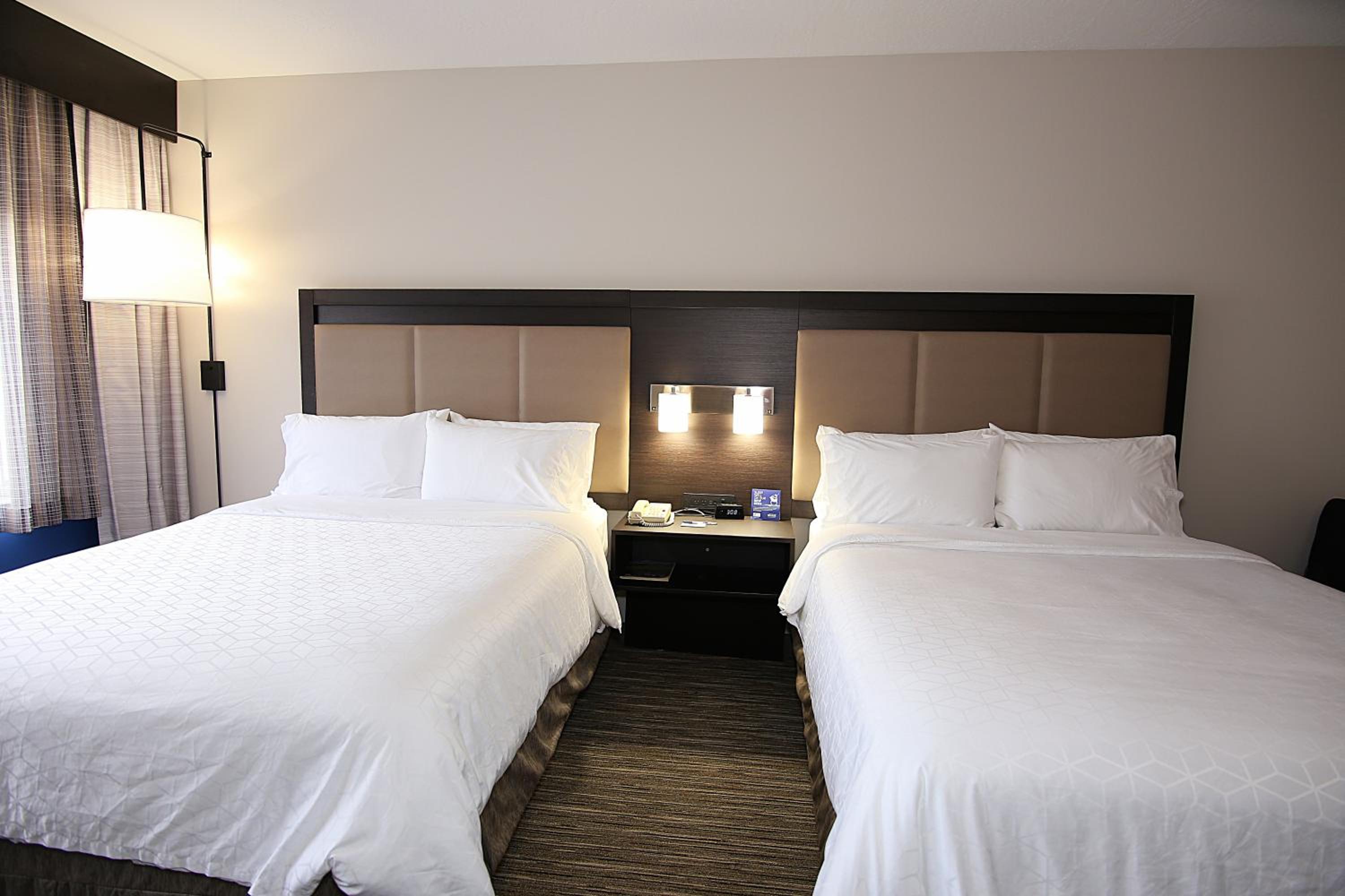 Standard Queen Room with Two Queen Beds - Photo 6