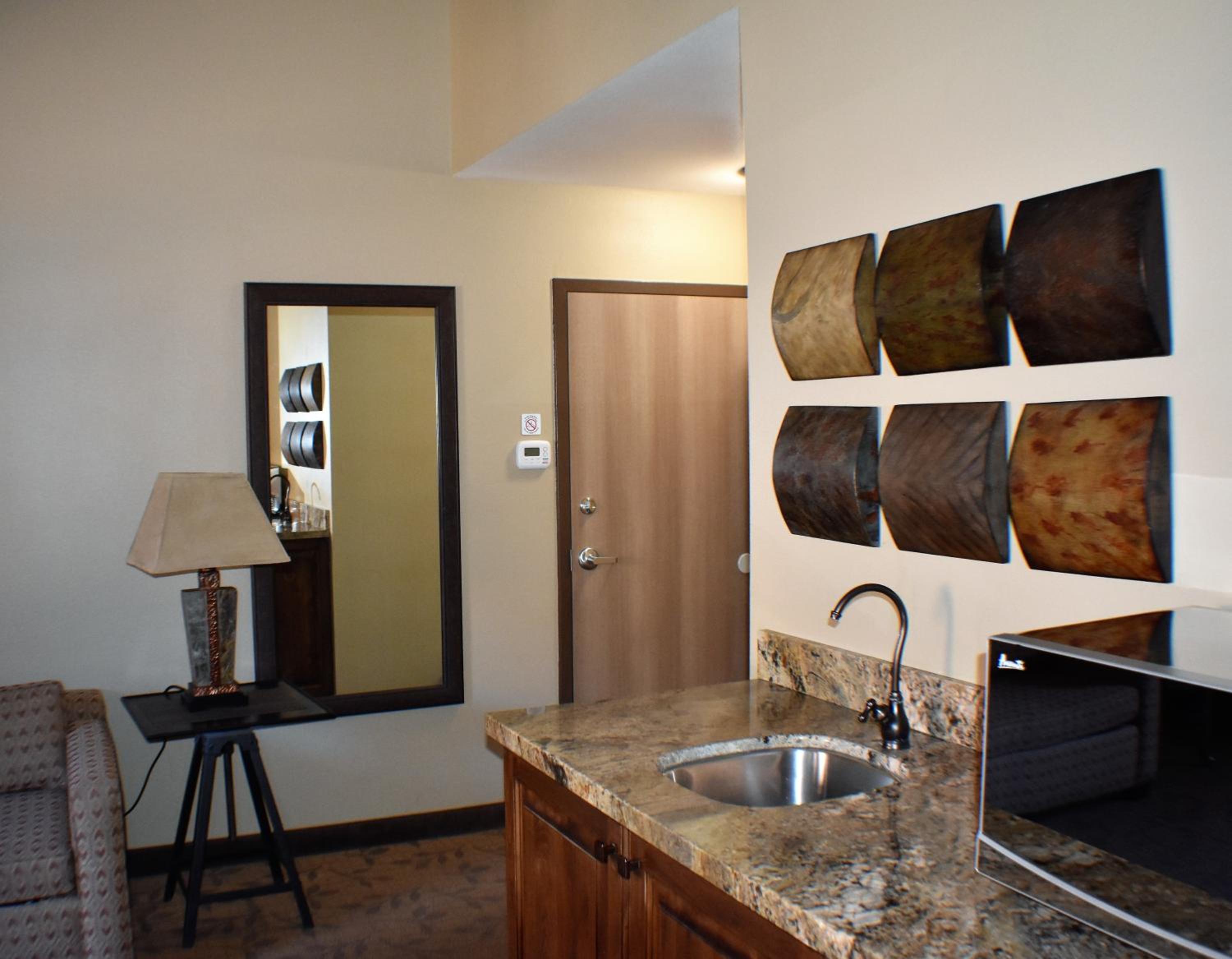 One-Bedroom King Suite - Photo 3