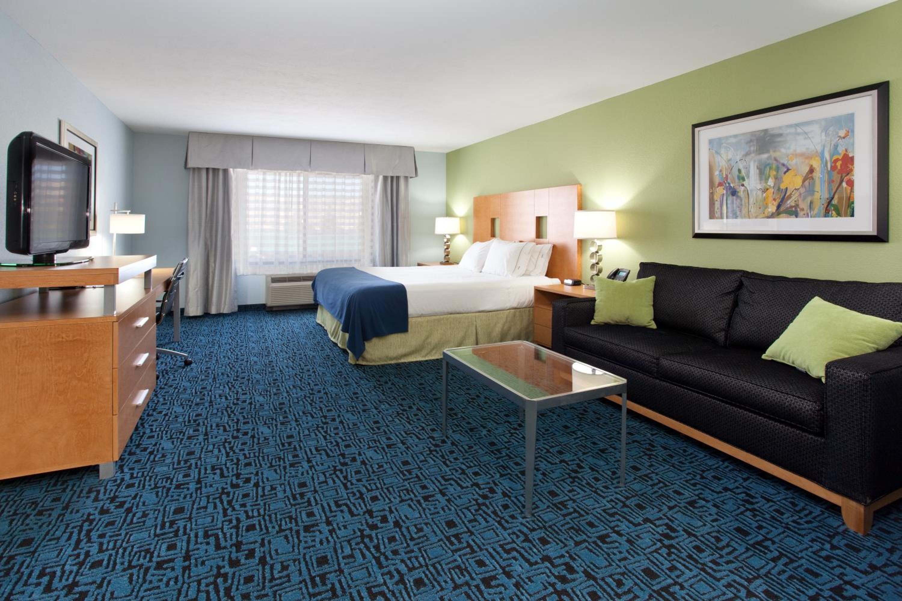 Standard King Room with Sofa Bed and Walk In Shower - Photo 2