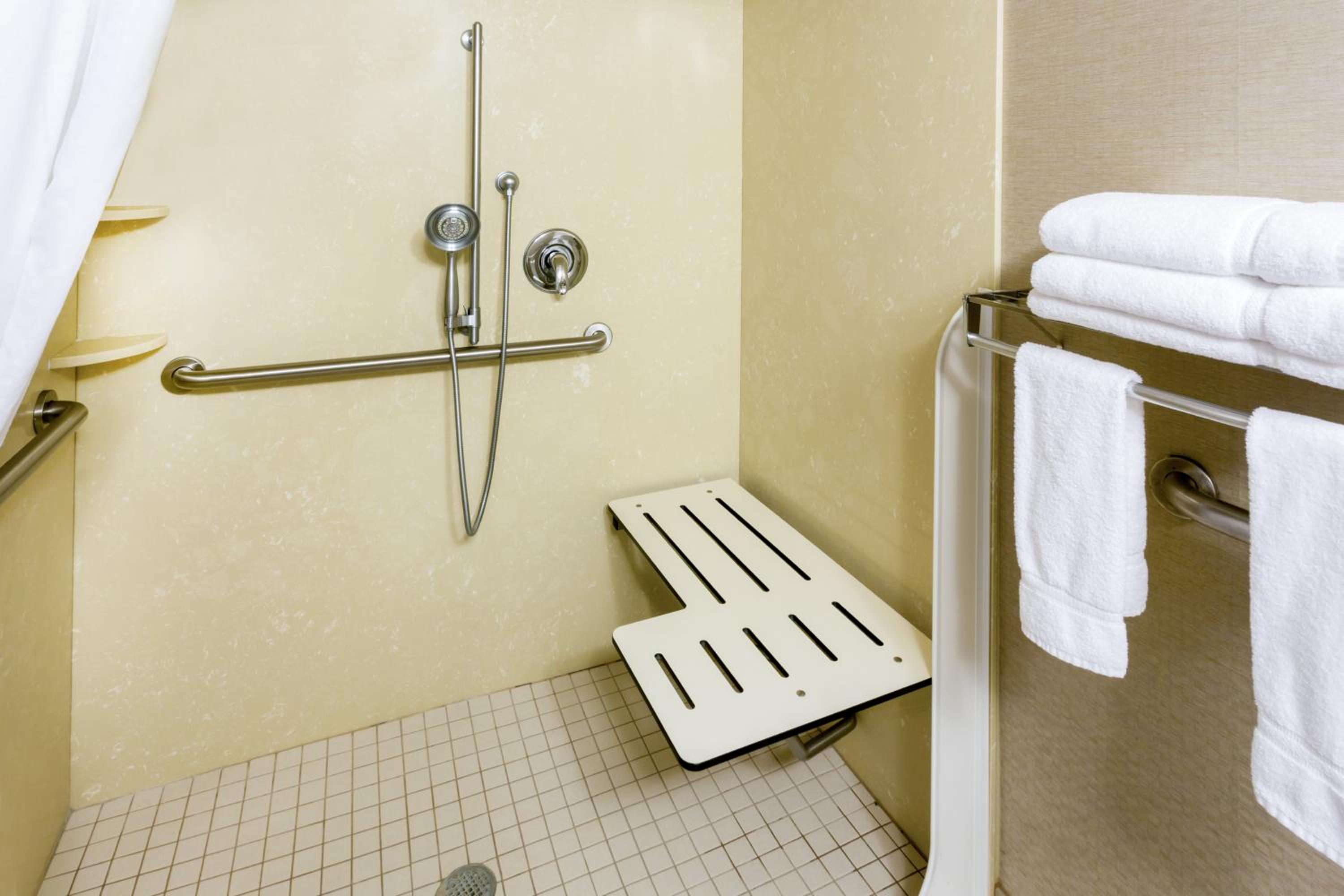 Queen Studio - Disability Access/Roll-in Shower/Non-Smoking - Photo 2