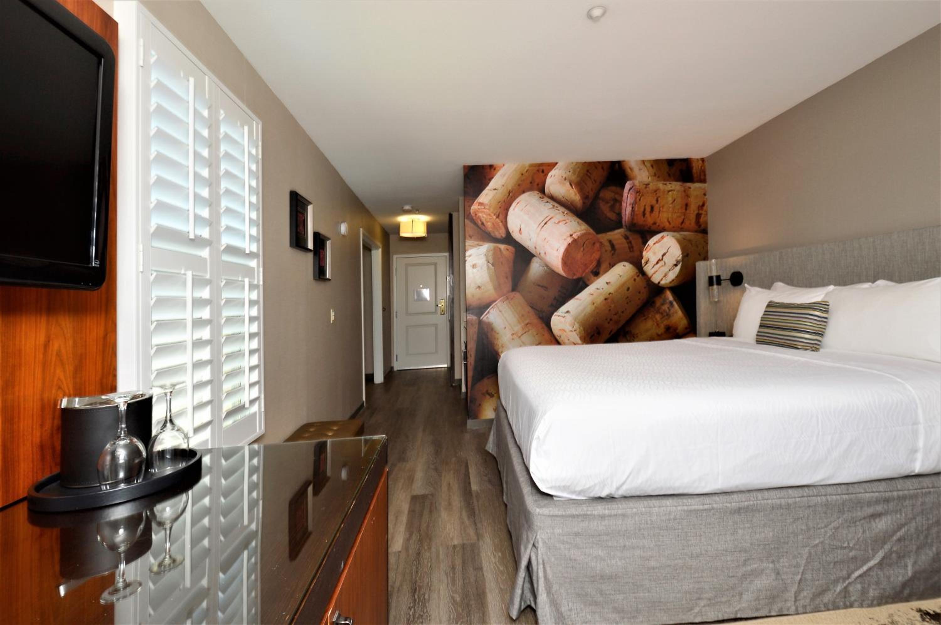 King Suite - Photo 13