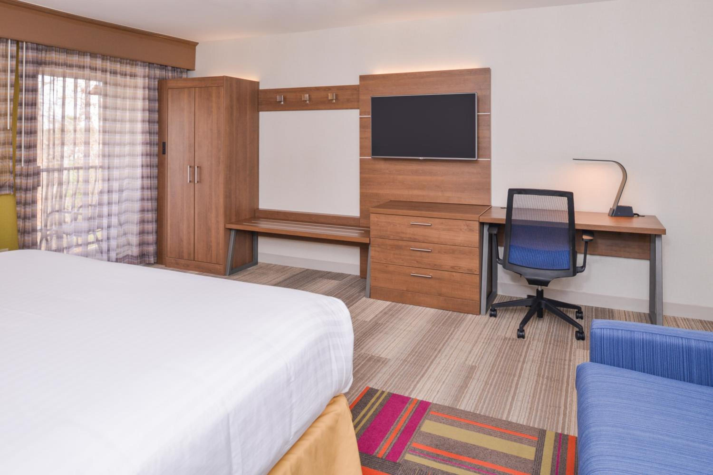 Premium King Room with Balcony - Photo 2