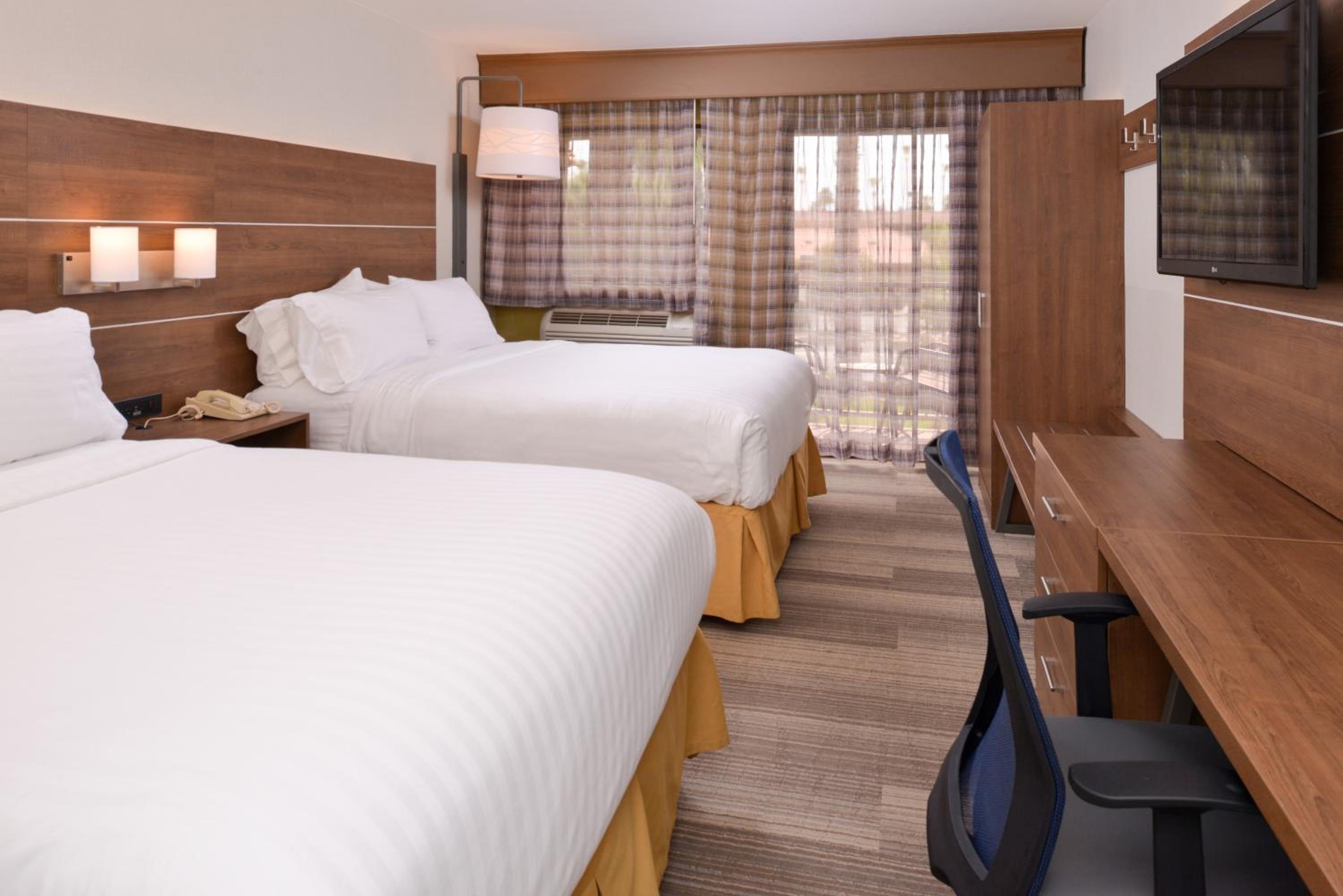 Standard Queen Room with Two Queen Beds - Photo 3