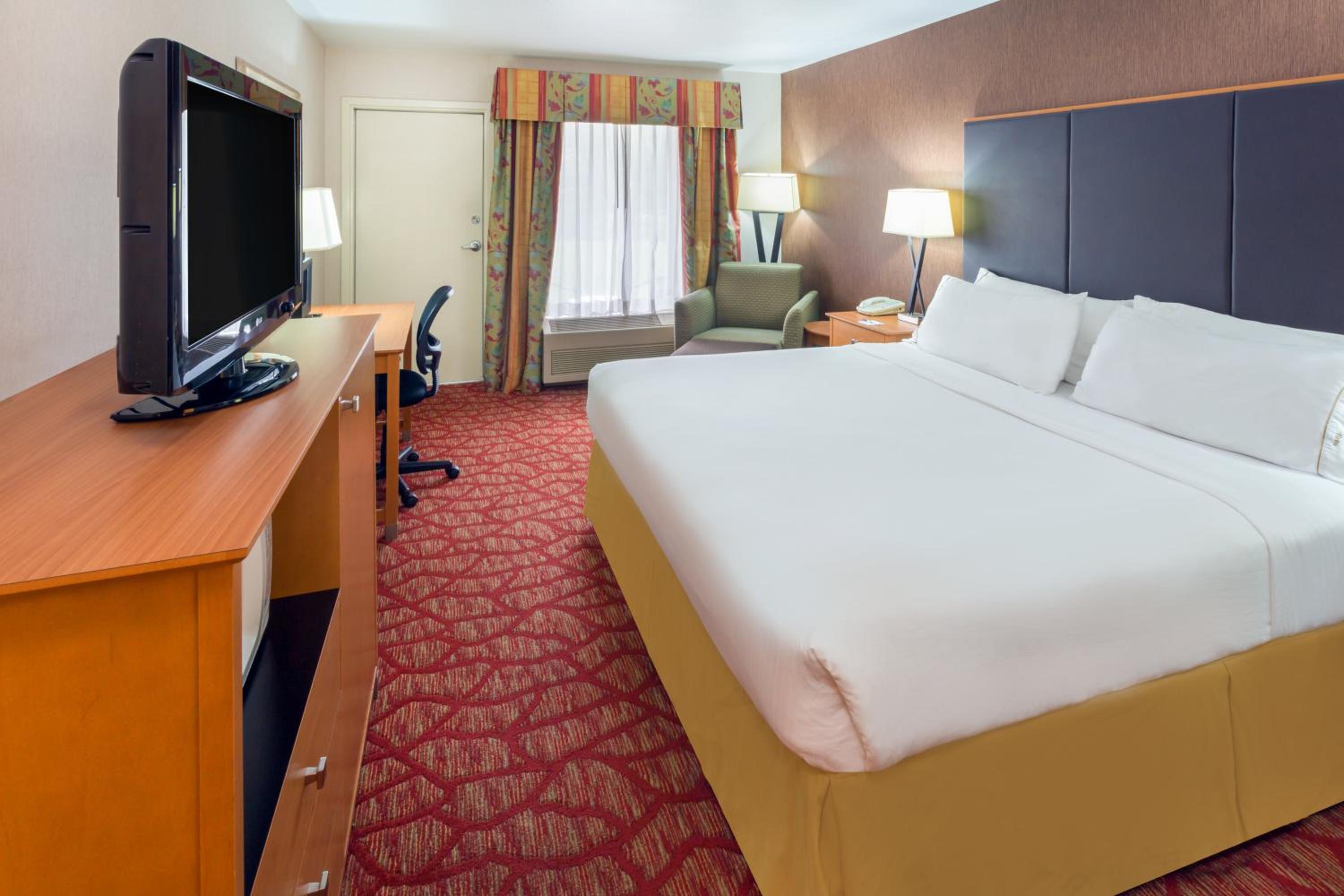 Standard King Room - Photo 3