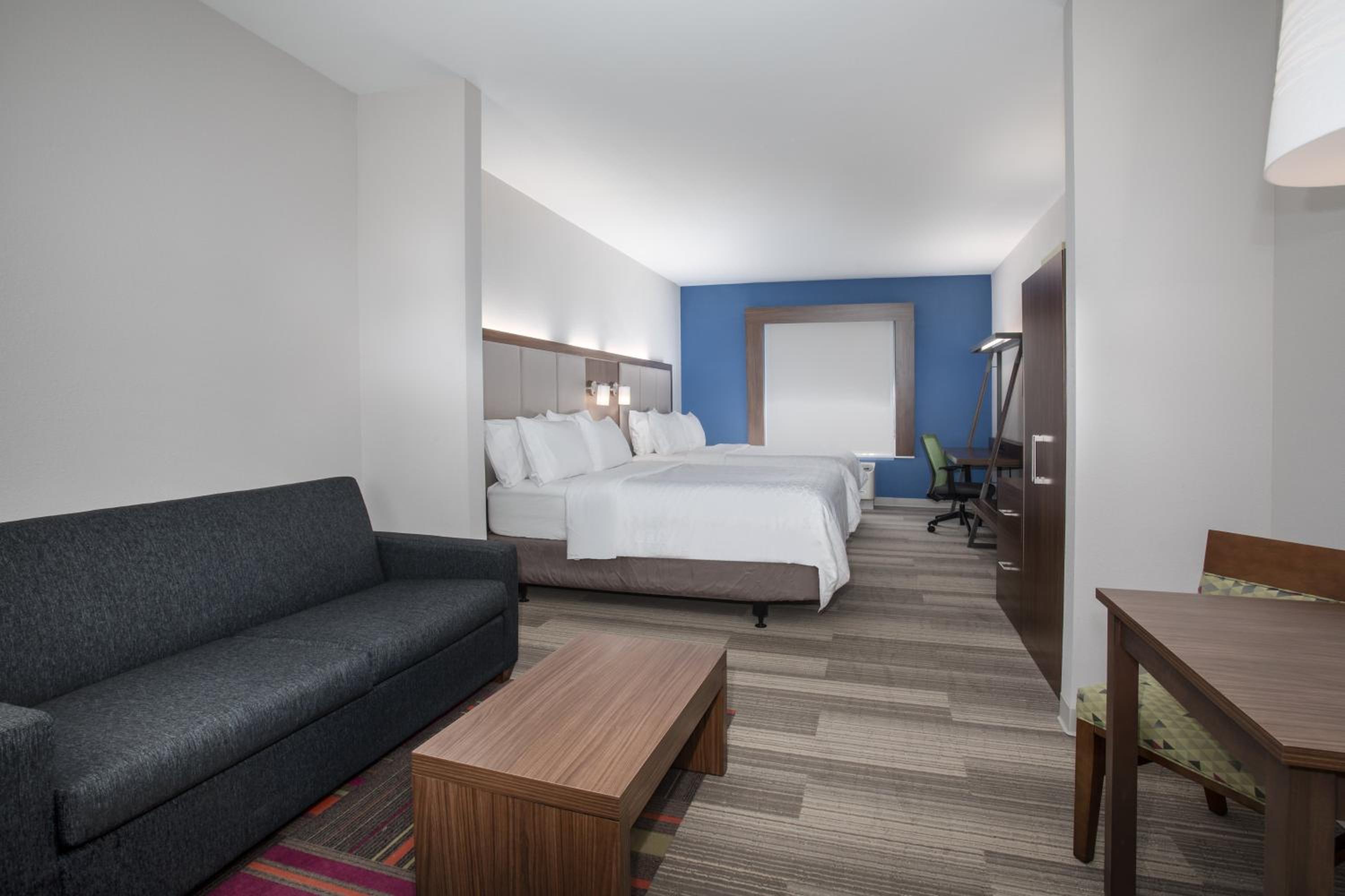 Suite with Two Queen Beds photo 3
