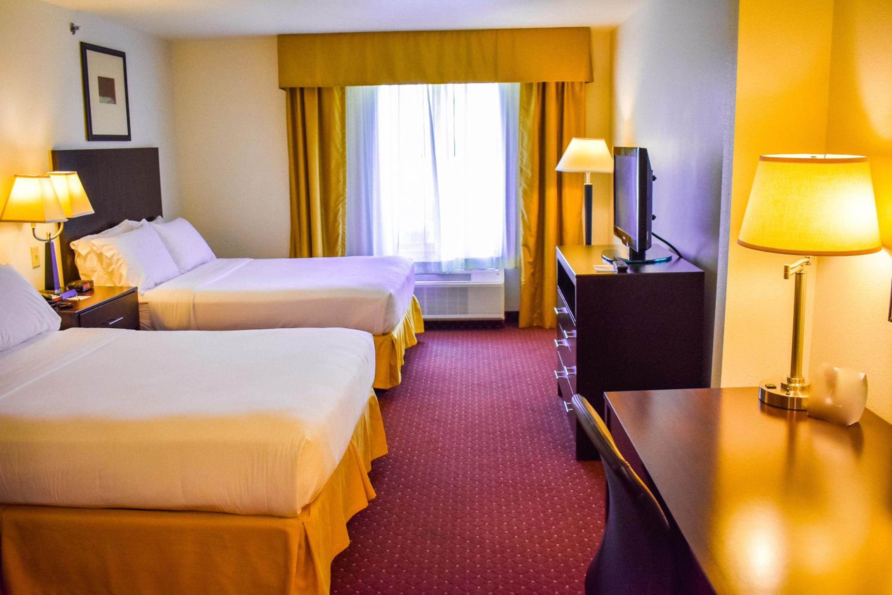 Standard Room with Two Queen Beds - Photo 2