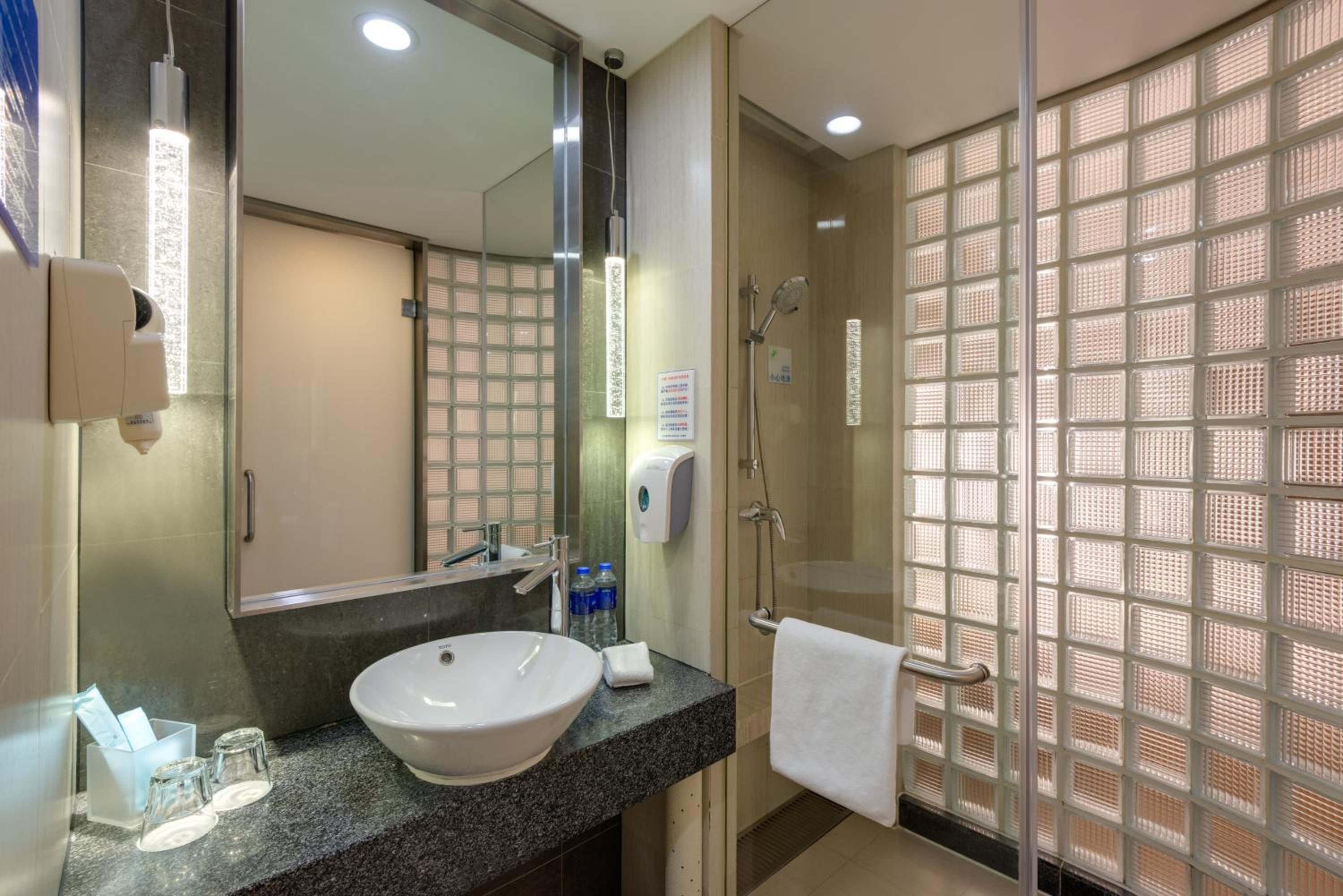 Standard Twin Room - Photo 3