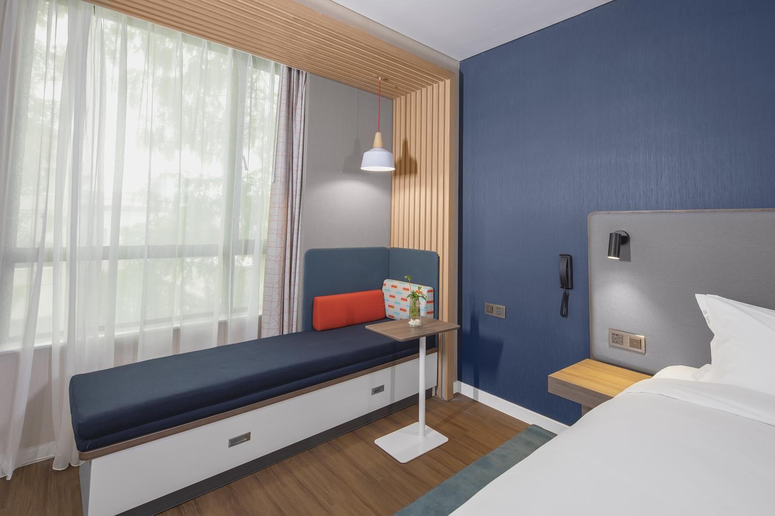 Standard King Room photo 2