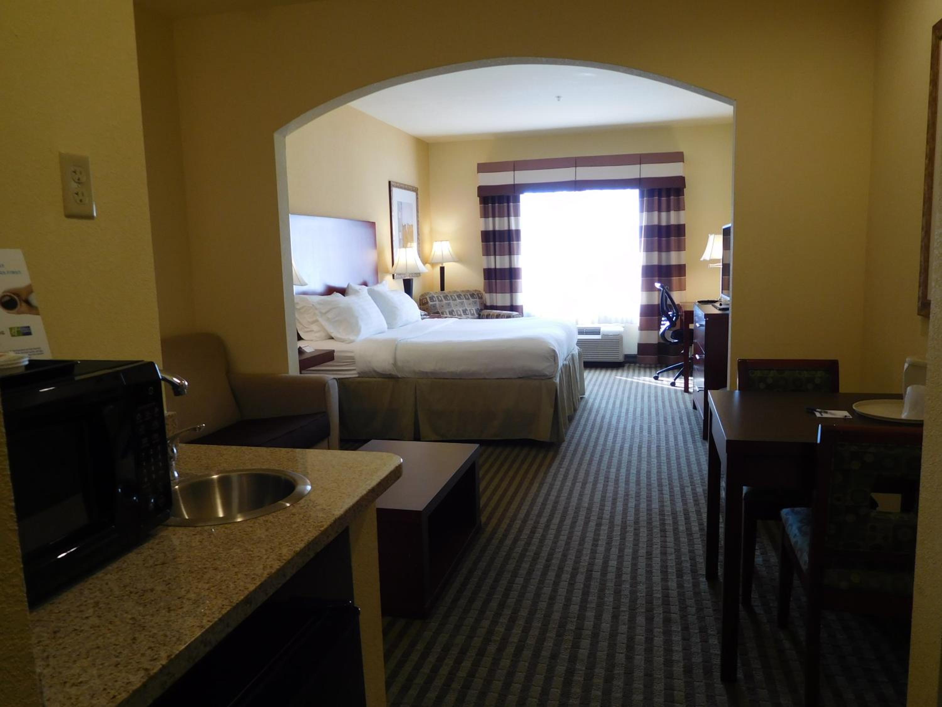 Junior Suite with One King Bed - Photo 4