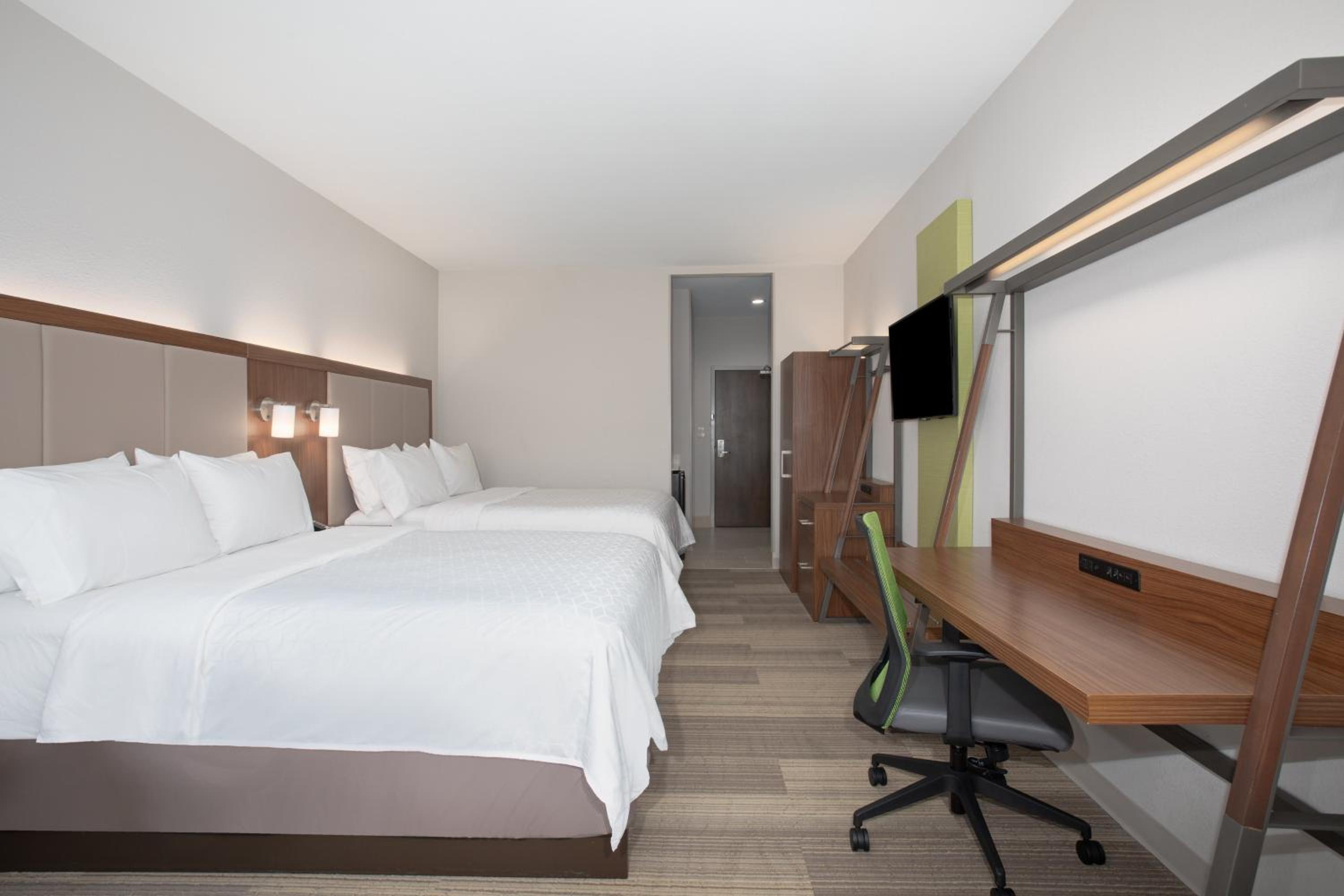 Standard Queen Room with Two Queen Beds - Extra Floor Space