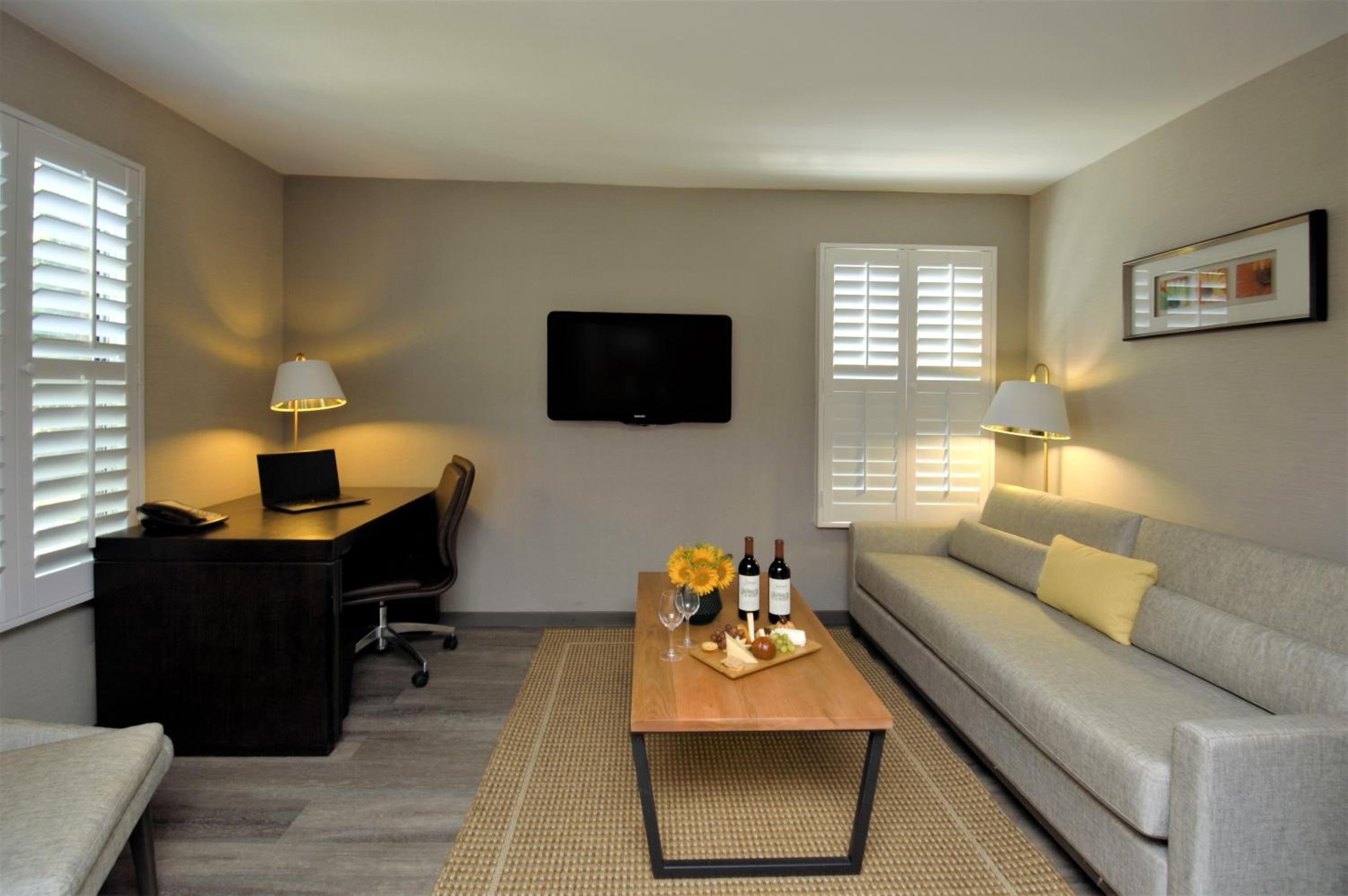 Executive Suite - Photo 11