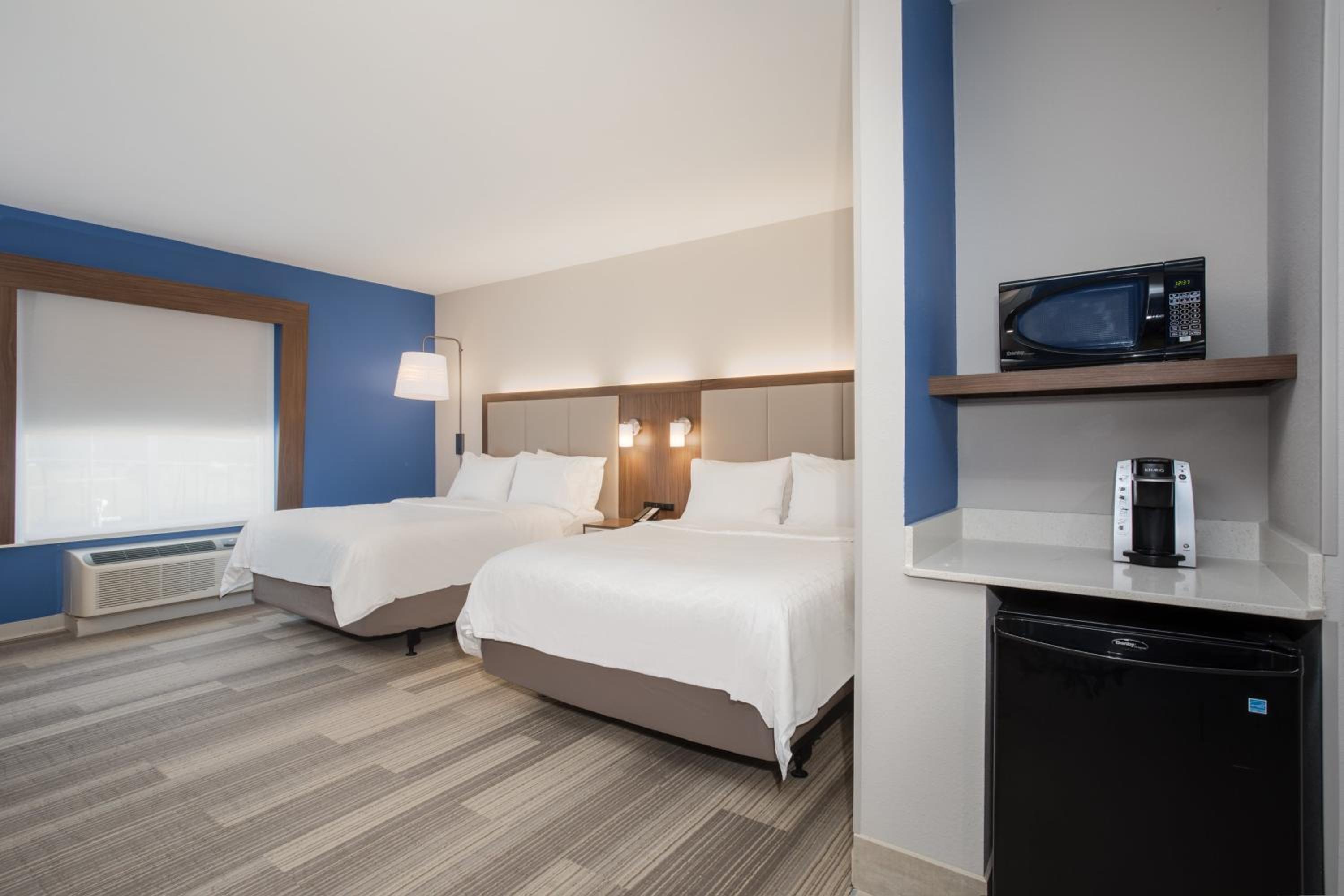 Standard Queen Room with Two Queen Beds and Mobility Accessible Tub photo 3