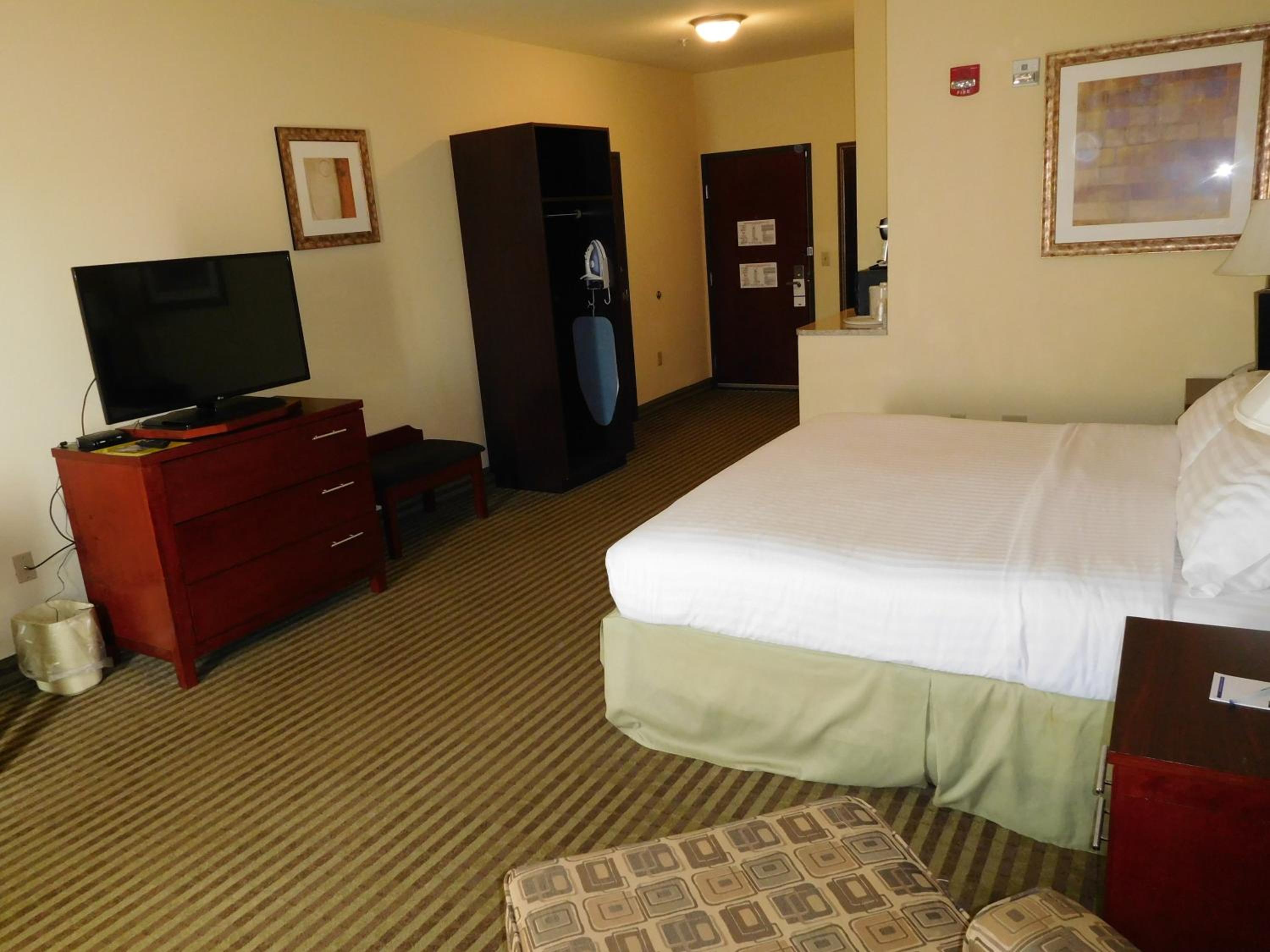 Standard King Room with Roll-in Shower - Mobility Accessible - Photo 1