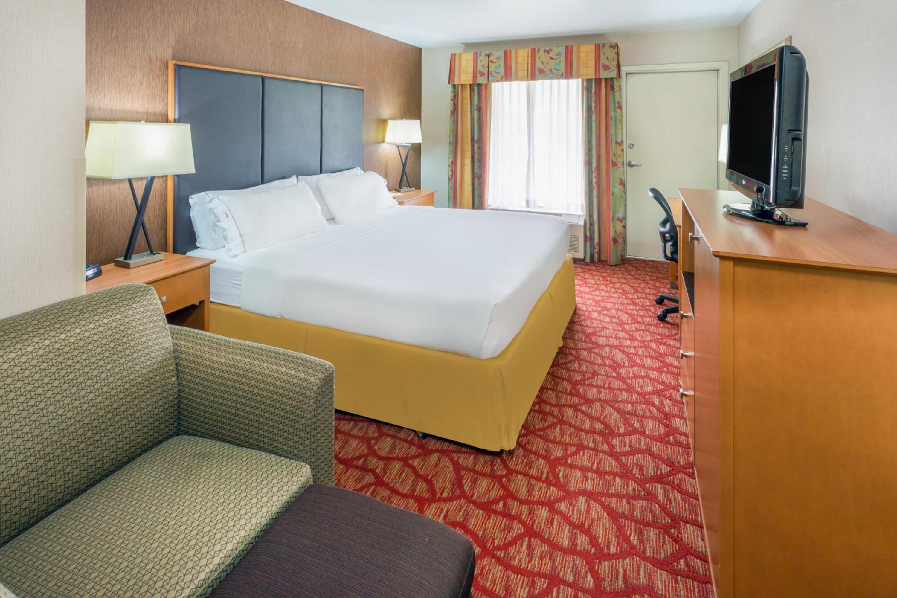 Standard King Room with Mobility Accessible Tub - Photo 1