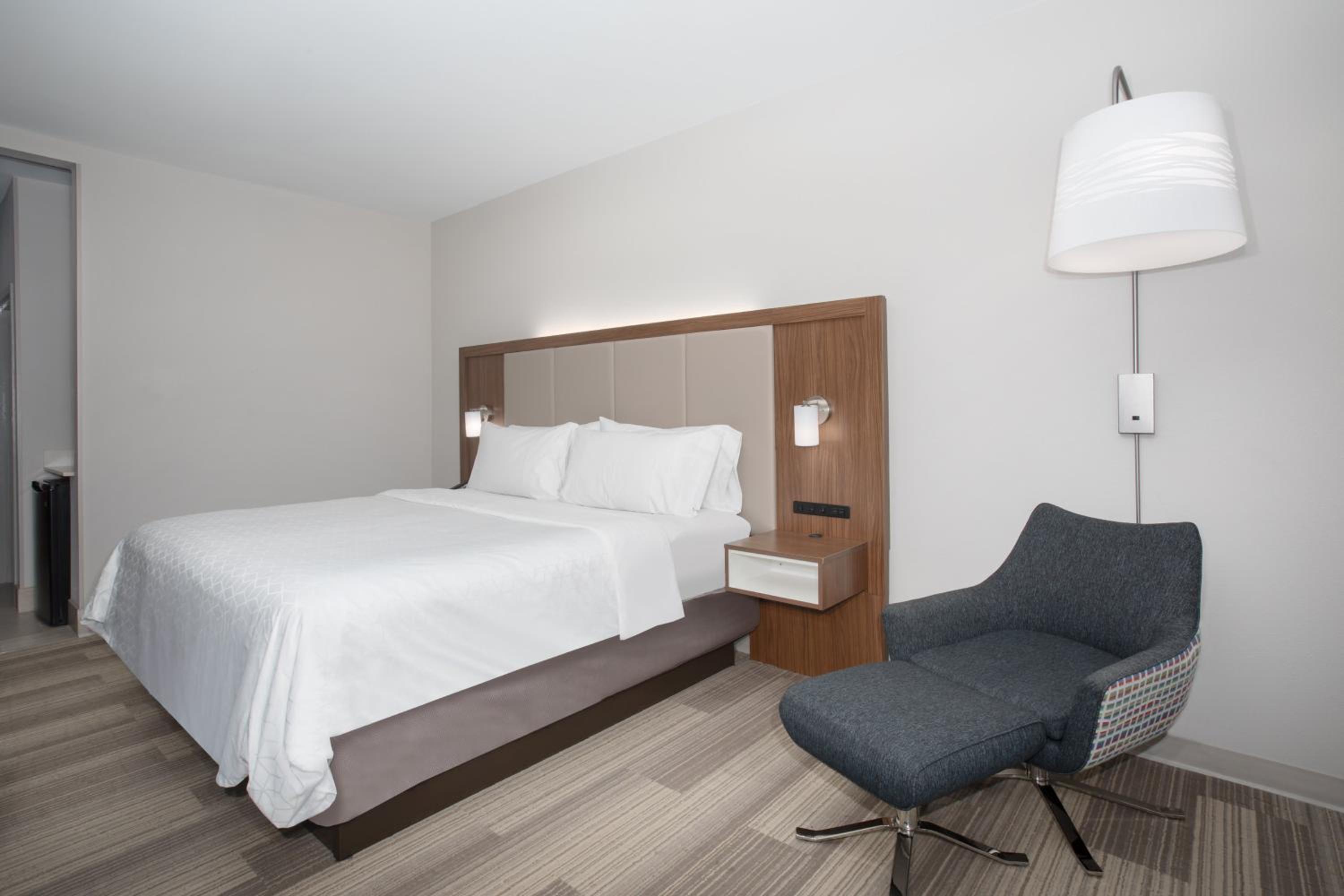 Standard King Room with Extra Space photo 2