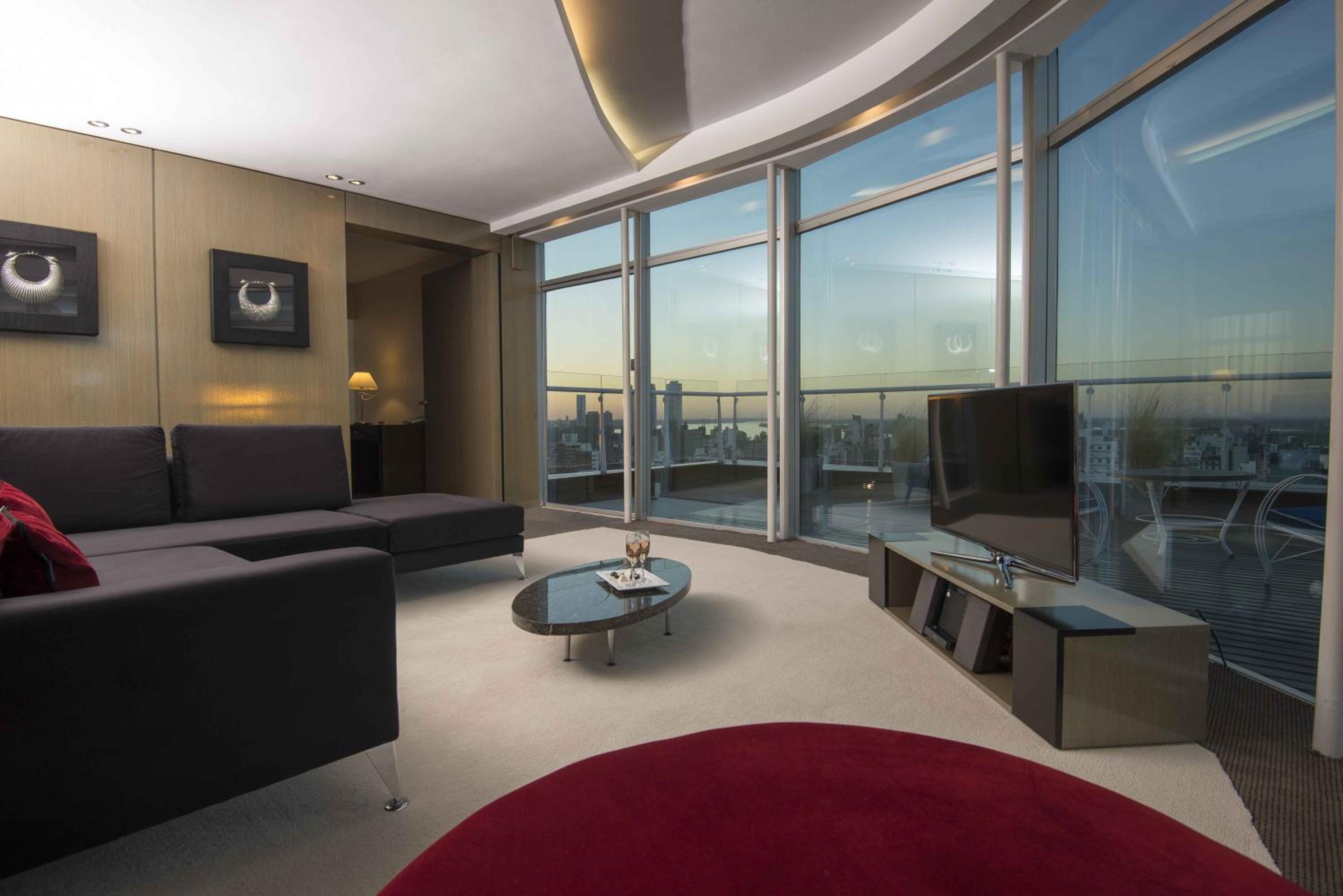 One-Bedroom King Suite with Balcony 2 thumbnail 6