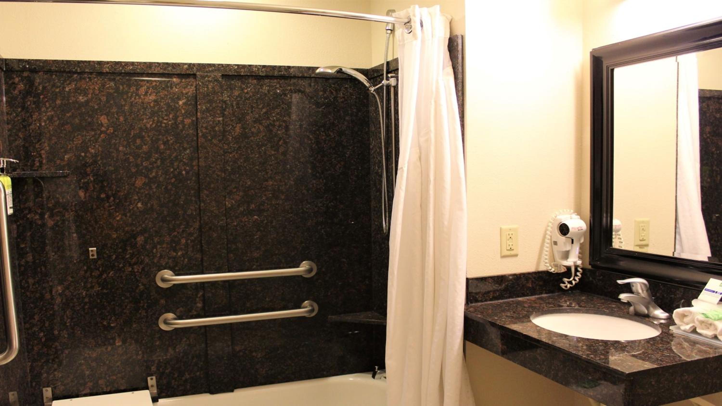King Room - Mobility Access Tub - Non-Smoking - Photo 6