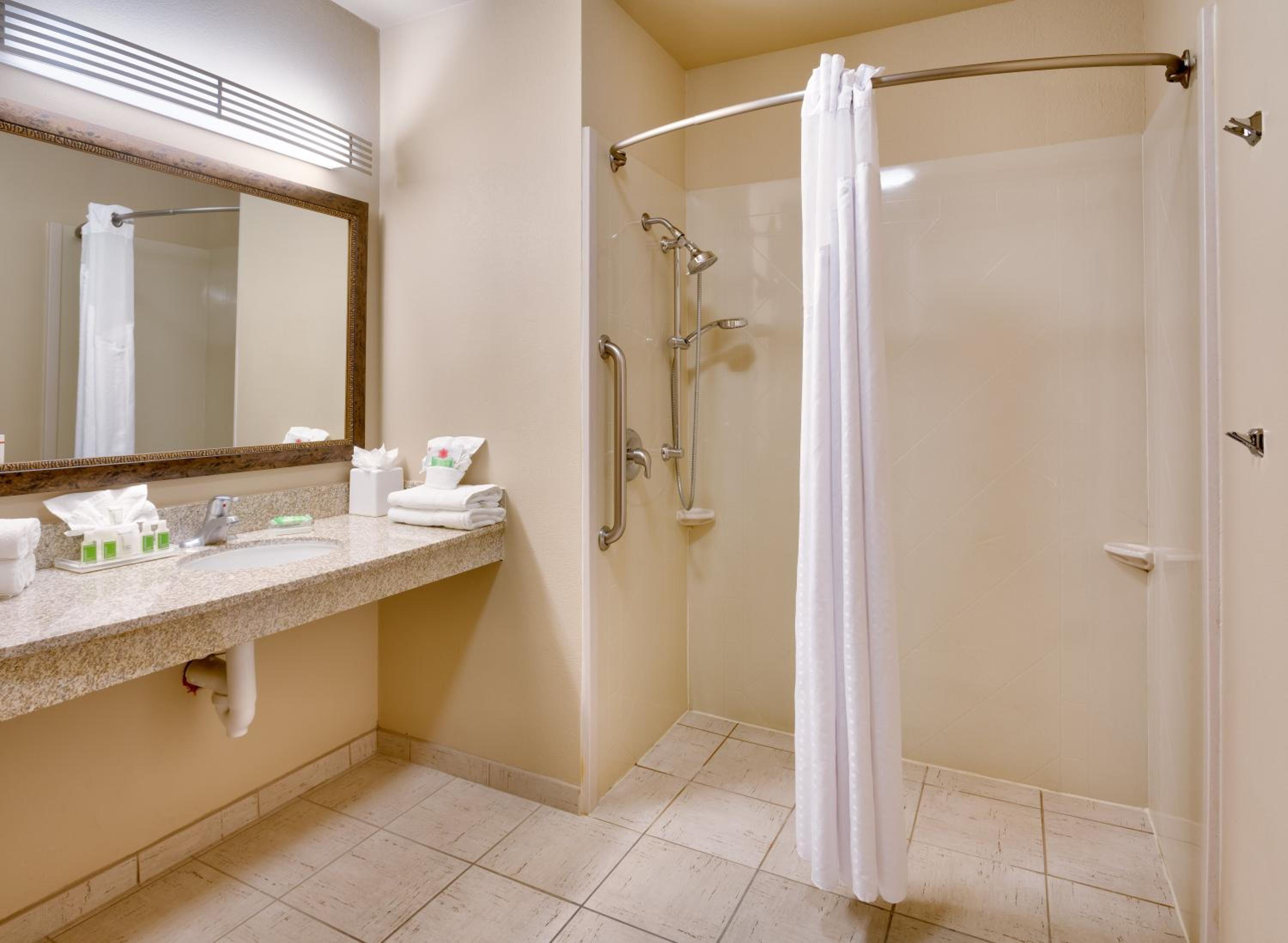 Standard Queen Room with Two Queen Beds and Roll-In Shower - Mobility Access - Photo 2