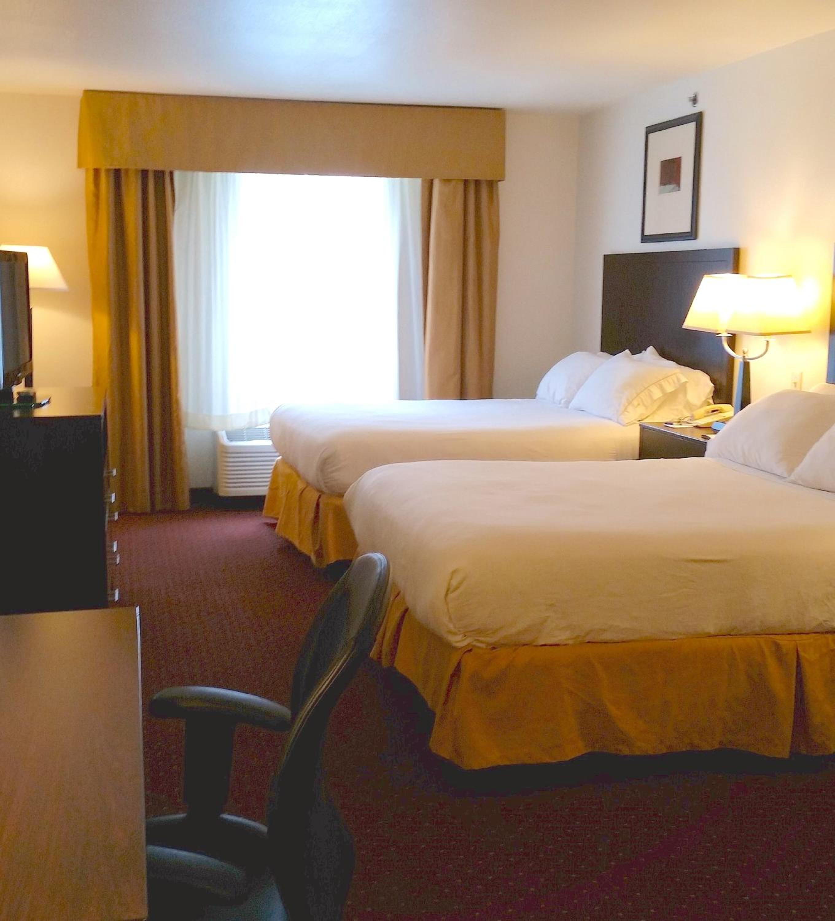 Standard Room with Two Queen Beds - Photo 3