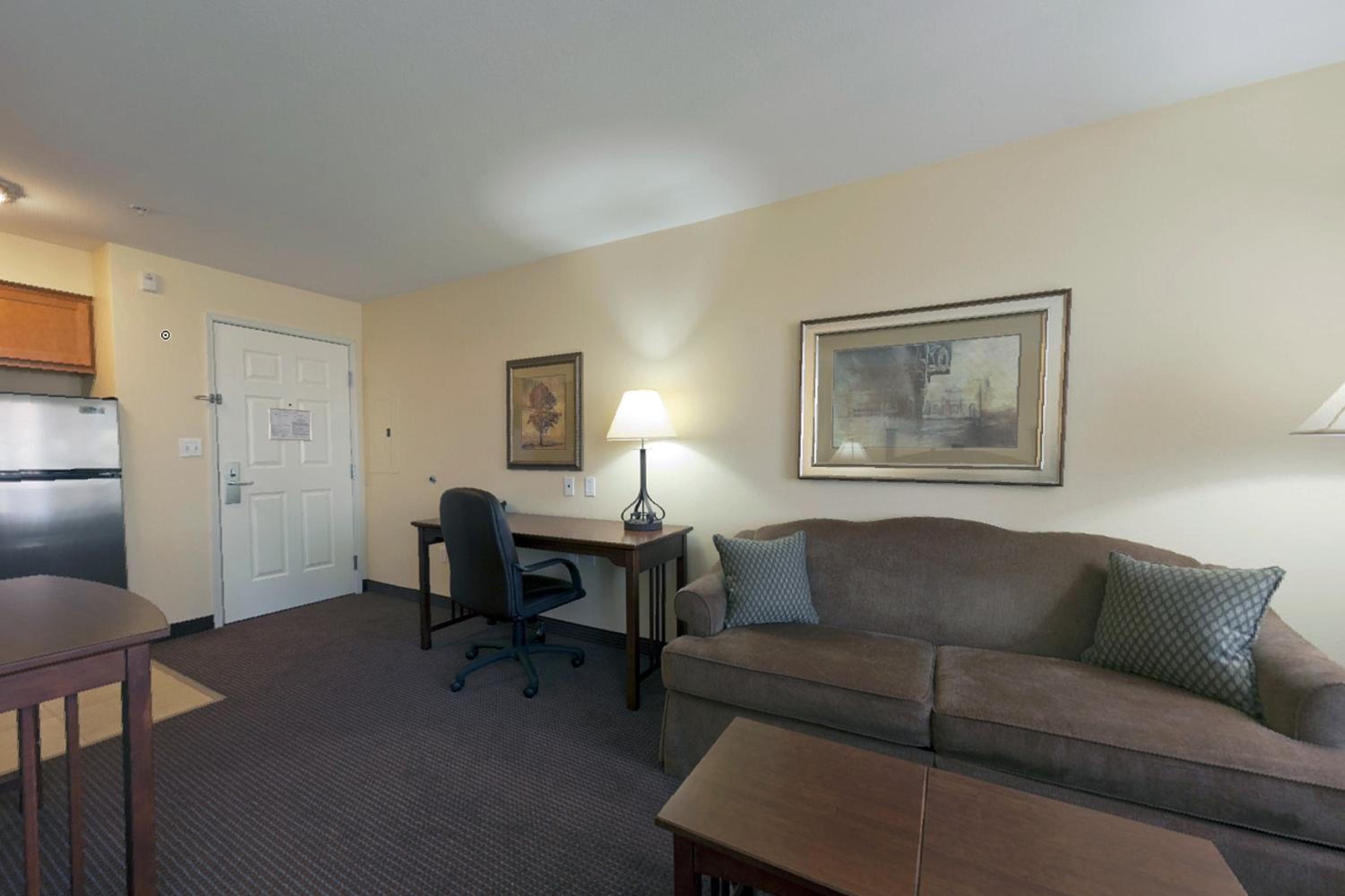 Queen Studio Suite - Photo 2