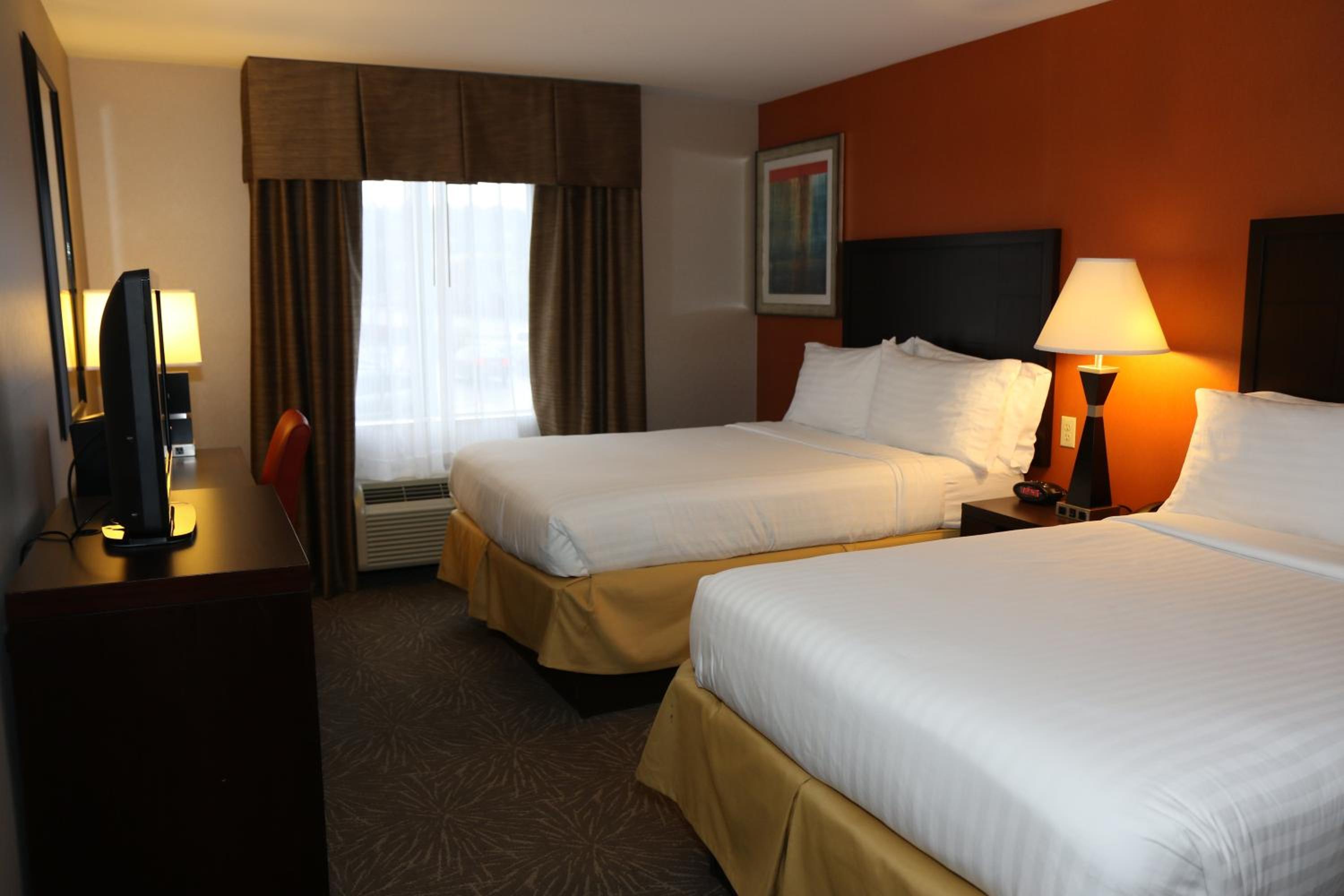 Standard Double Room with Two Double Beds and Accessible Tub - Mobility Access photo 1