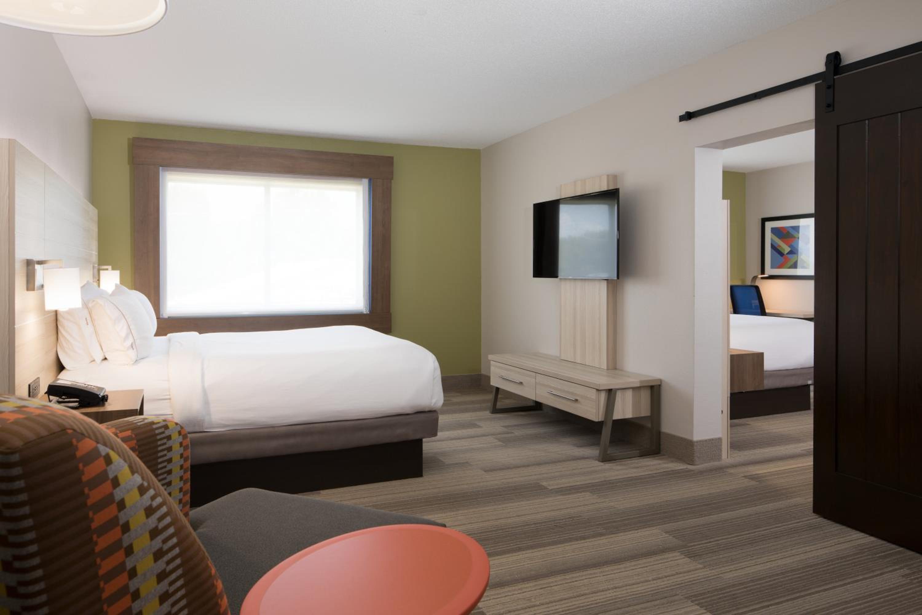 Two-Bedroom Suite - Photo 5
