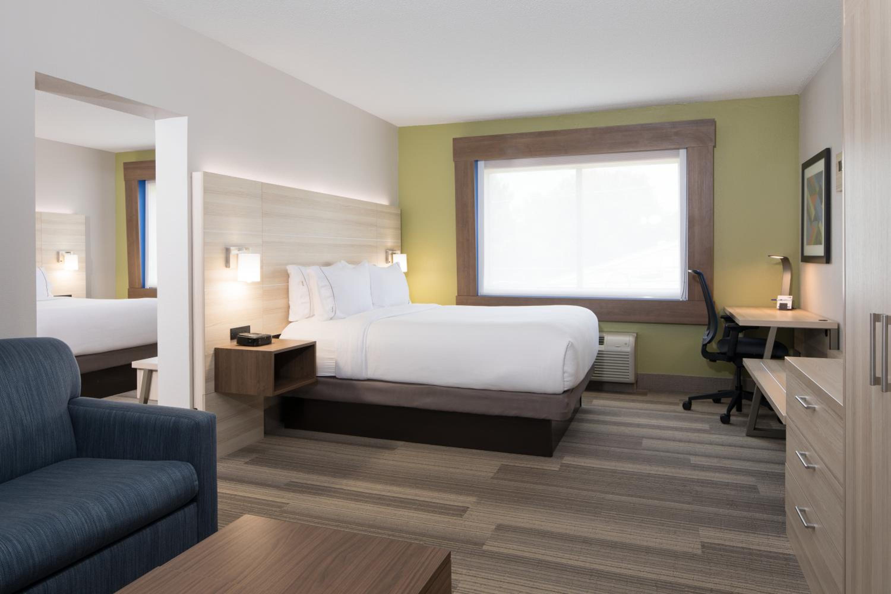 Two-Bedroom Suite - Photo 4