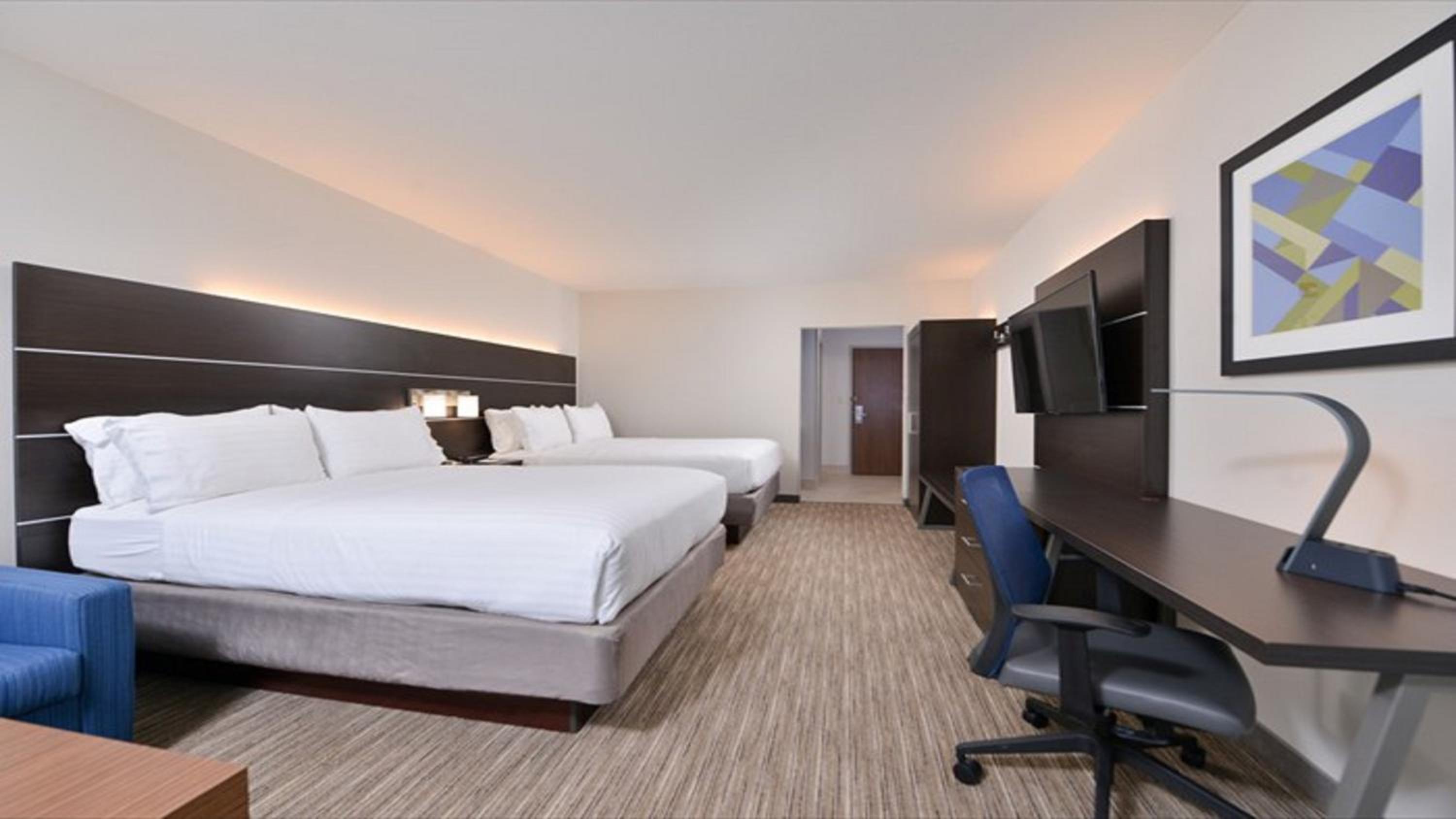 Queen Suite with Two Queen Beds and Sofa Bed photo 2
