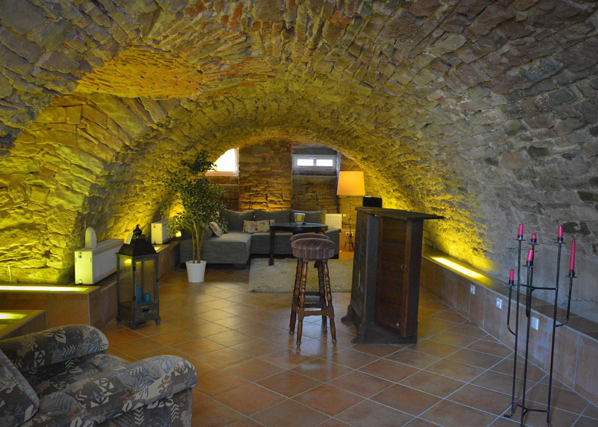 Deluxe Double Room (2 Adults + 1 Child) - Photo 4