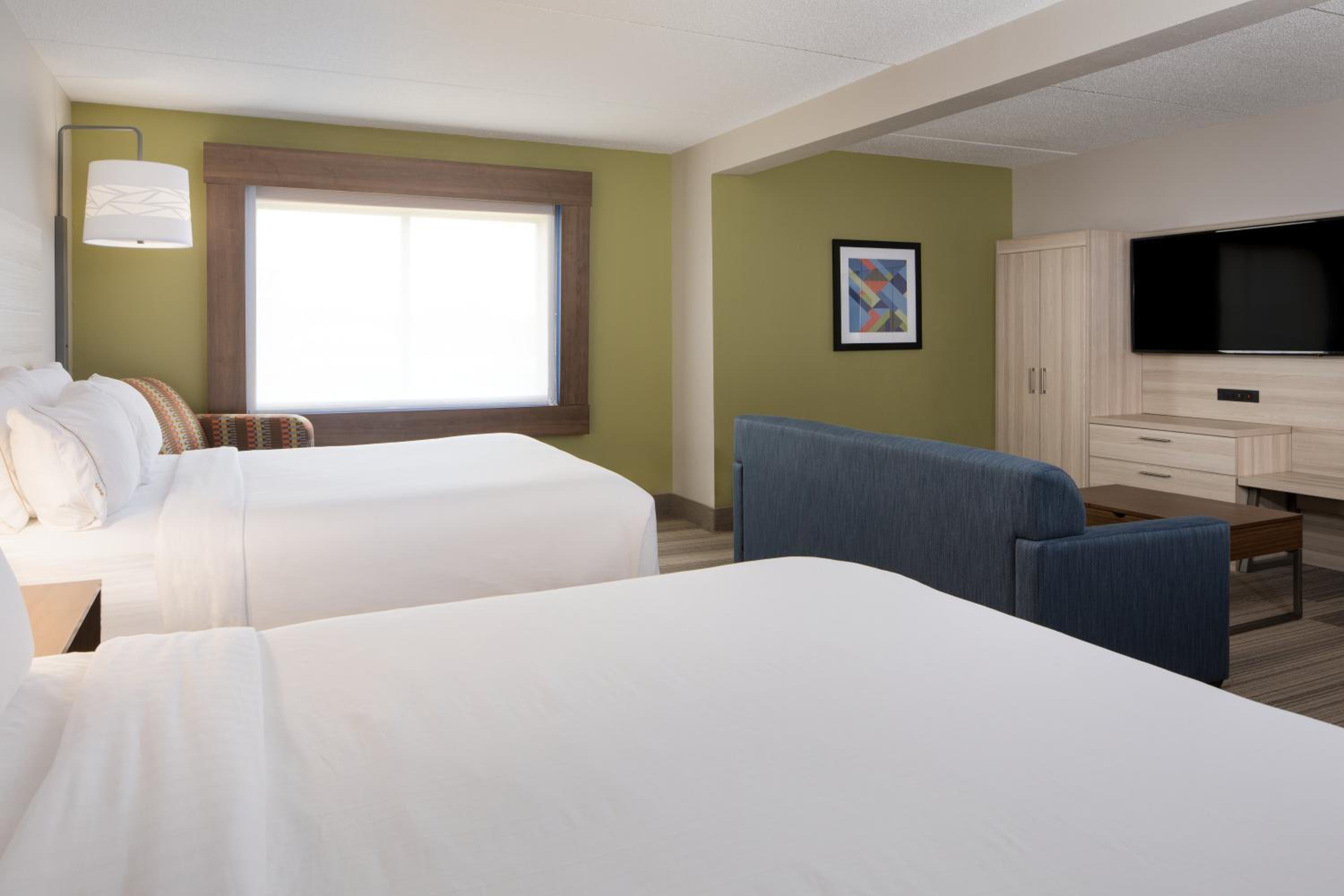 Queen Suite with Two Queen Beds - Photo 2