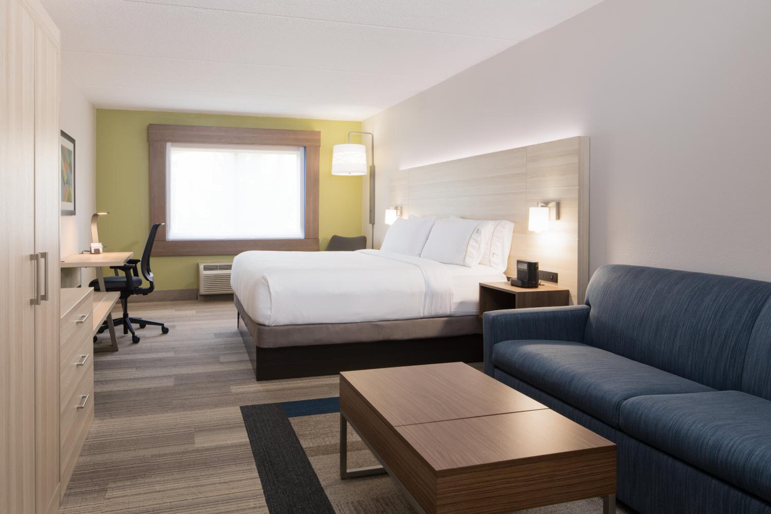 Standard King Room with Sofa Bed - Photo 3