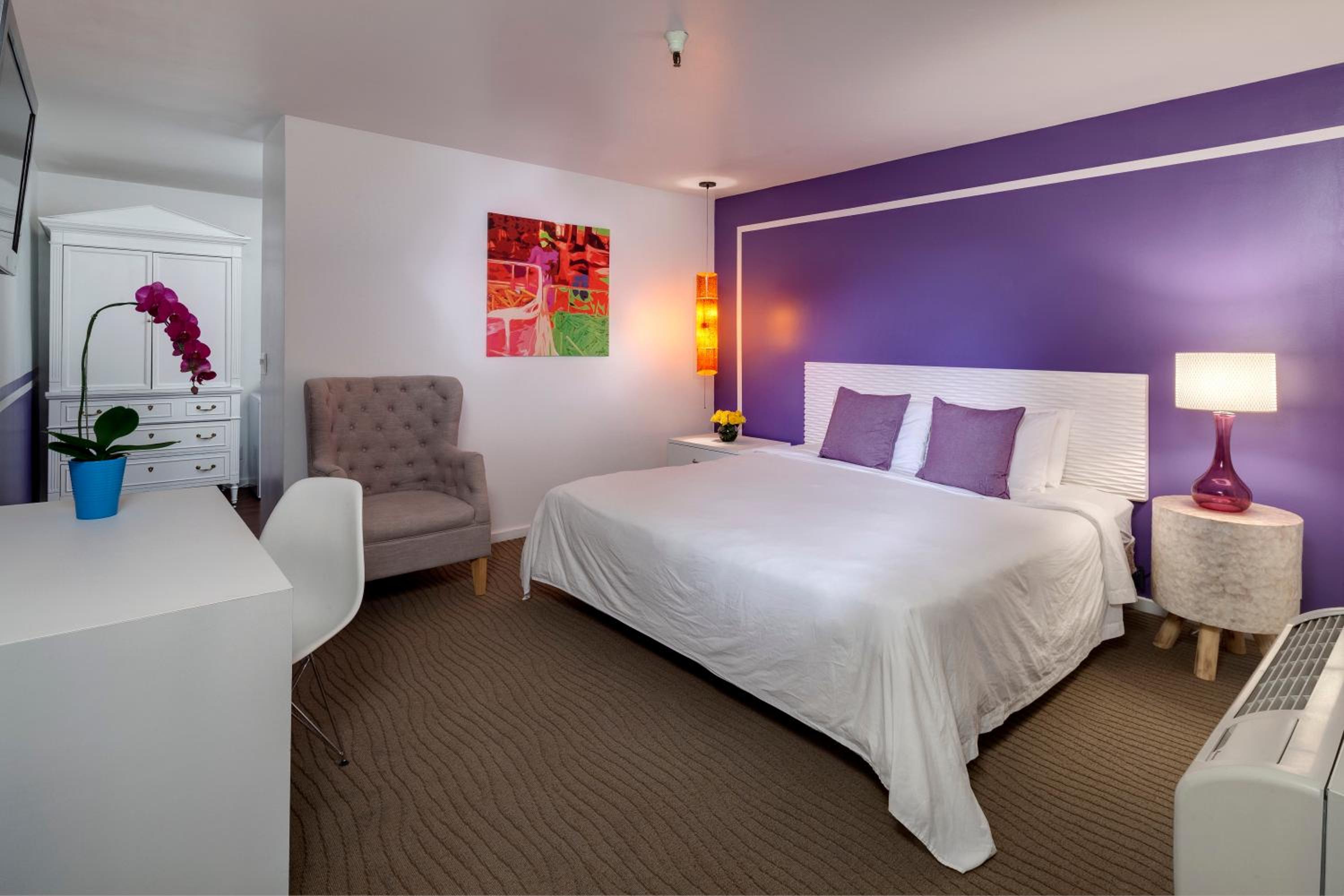 King Room - Non-Smoking - Photo 4