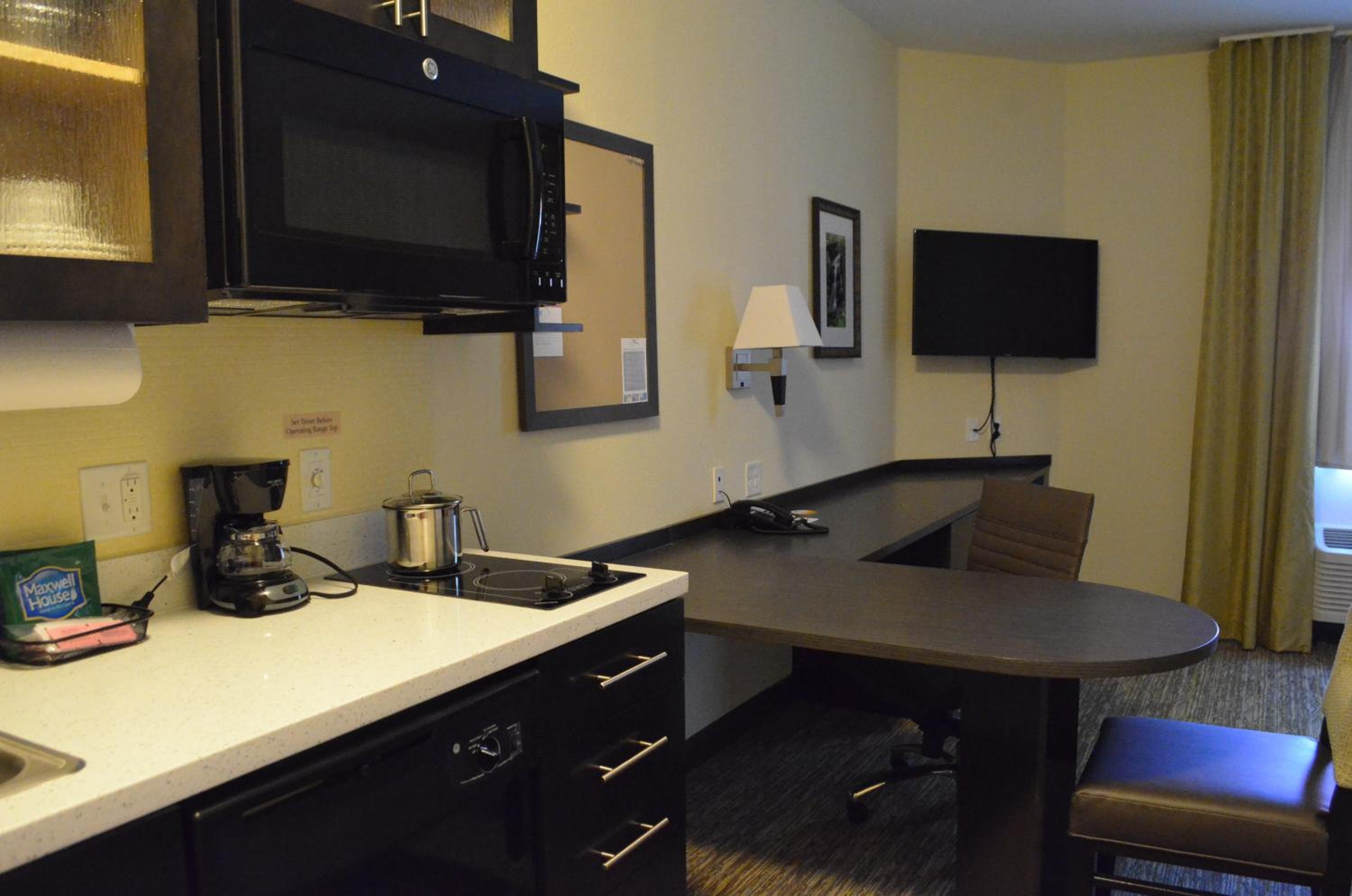 Queen Studio Suite with Batch Tub - Mobility Accessible - Non-Smoking photo 3