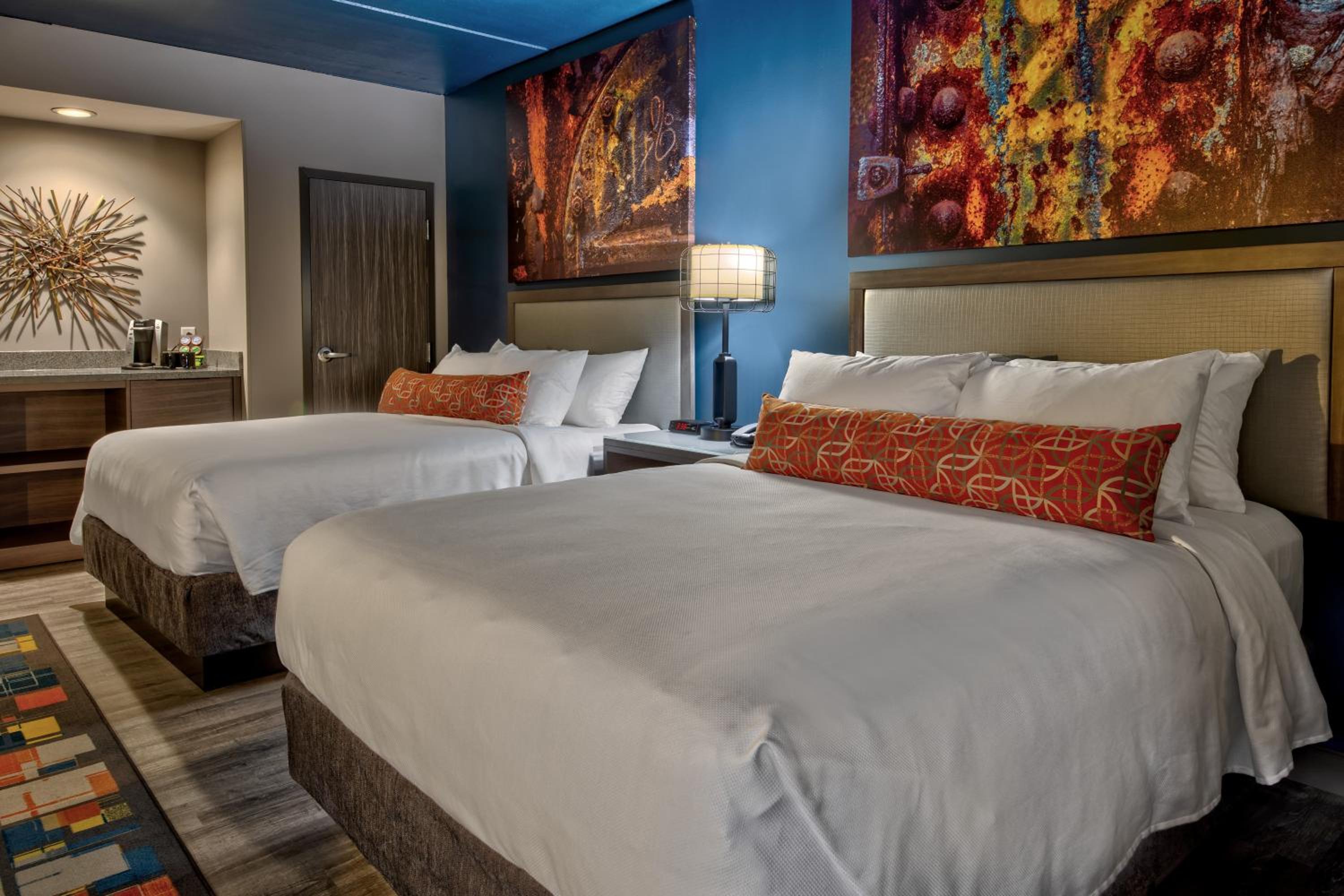 Queen Room with Two Queen Beds - Hearing Accessible/Non-Smoking photo 2