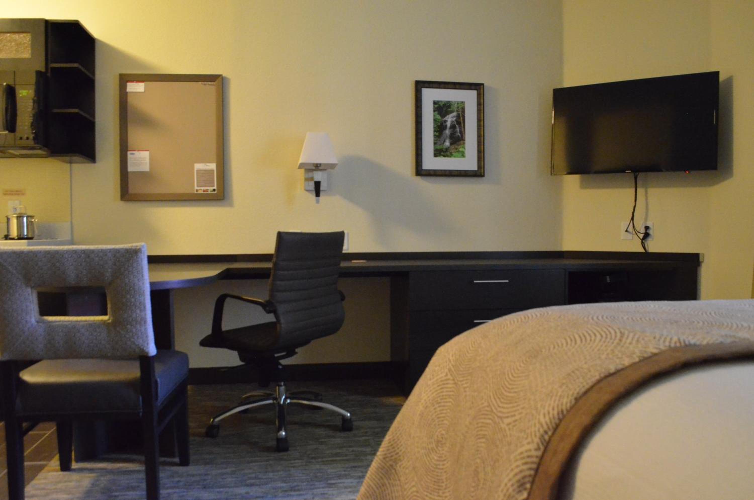Queen Studio Suite with Batch Tub - Mobility Accessible - Non-Smoking