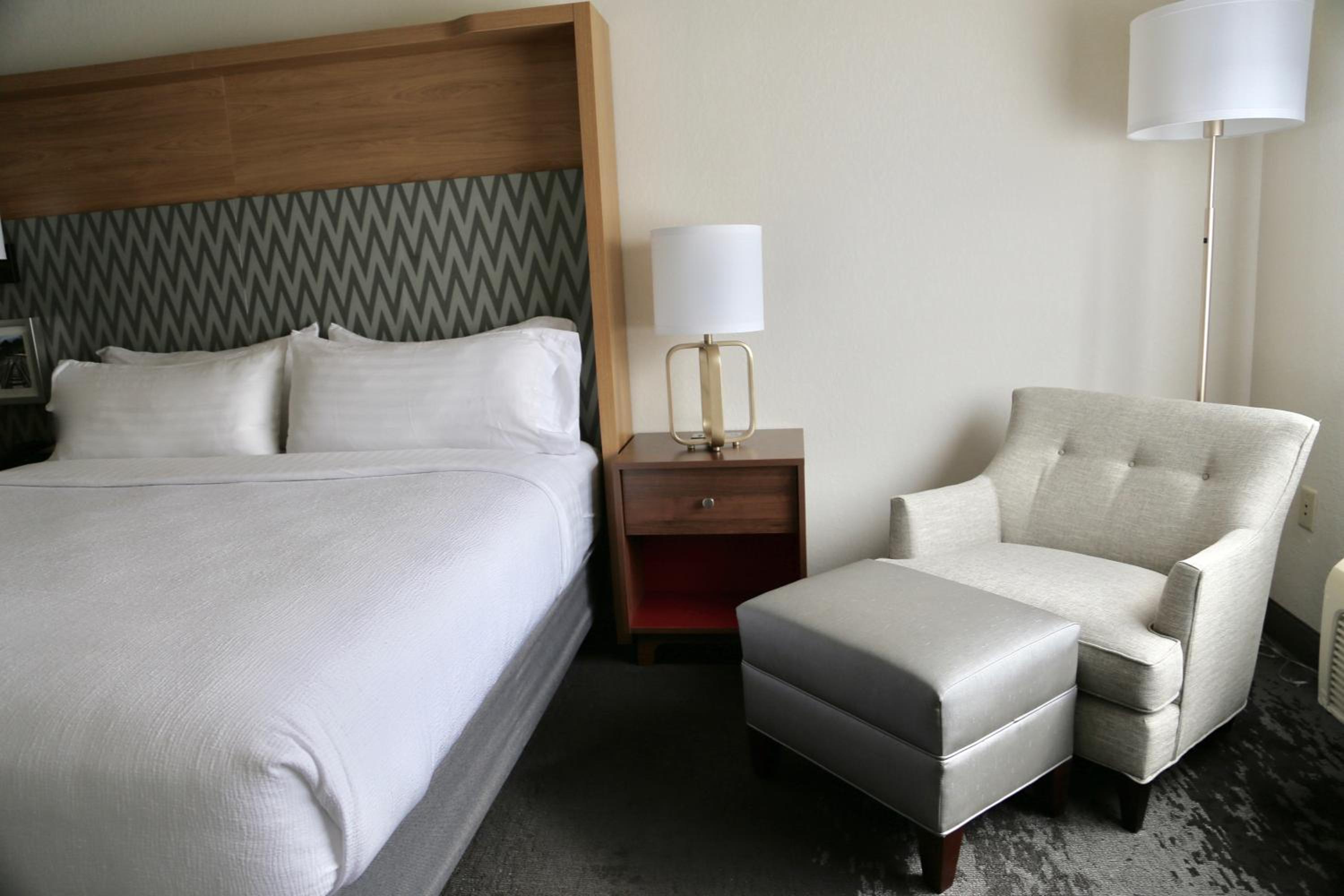 Standard Queen Room with Two Queen Beds - Photo 3