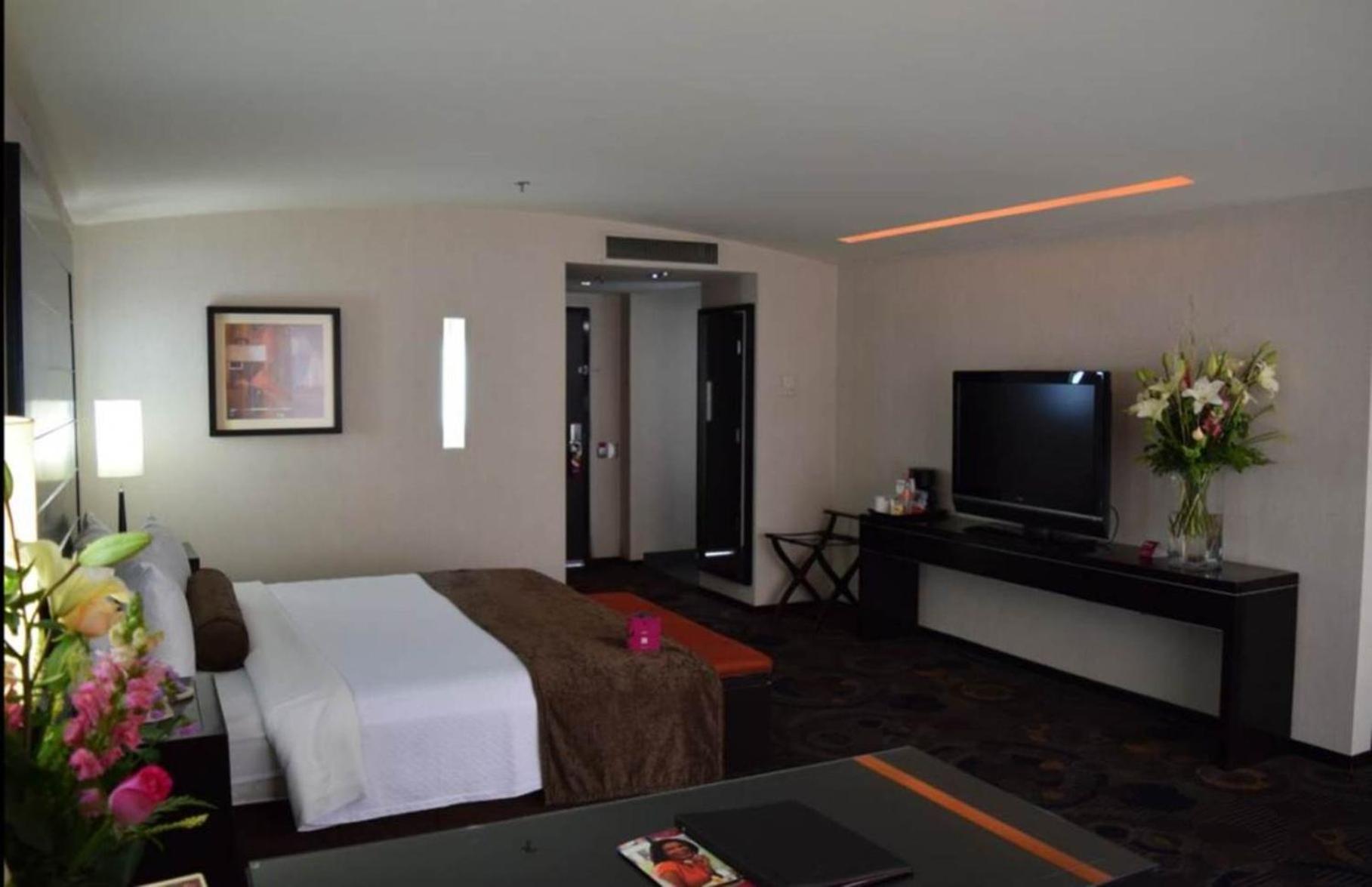 One-Bedroom King Suite - Photo 2