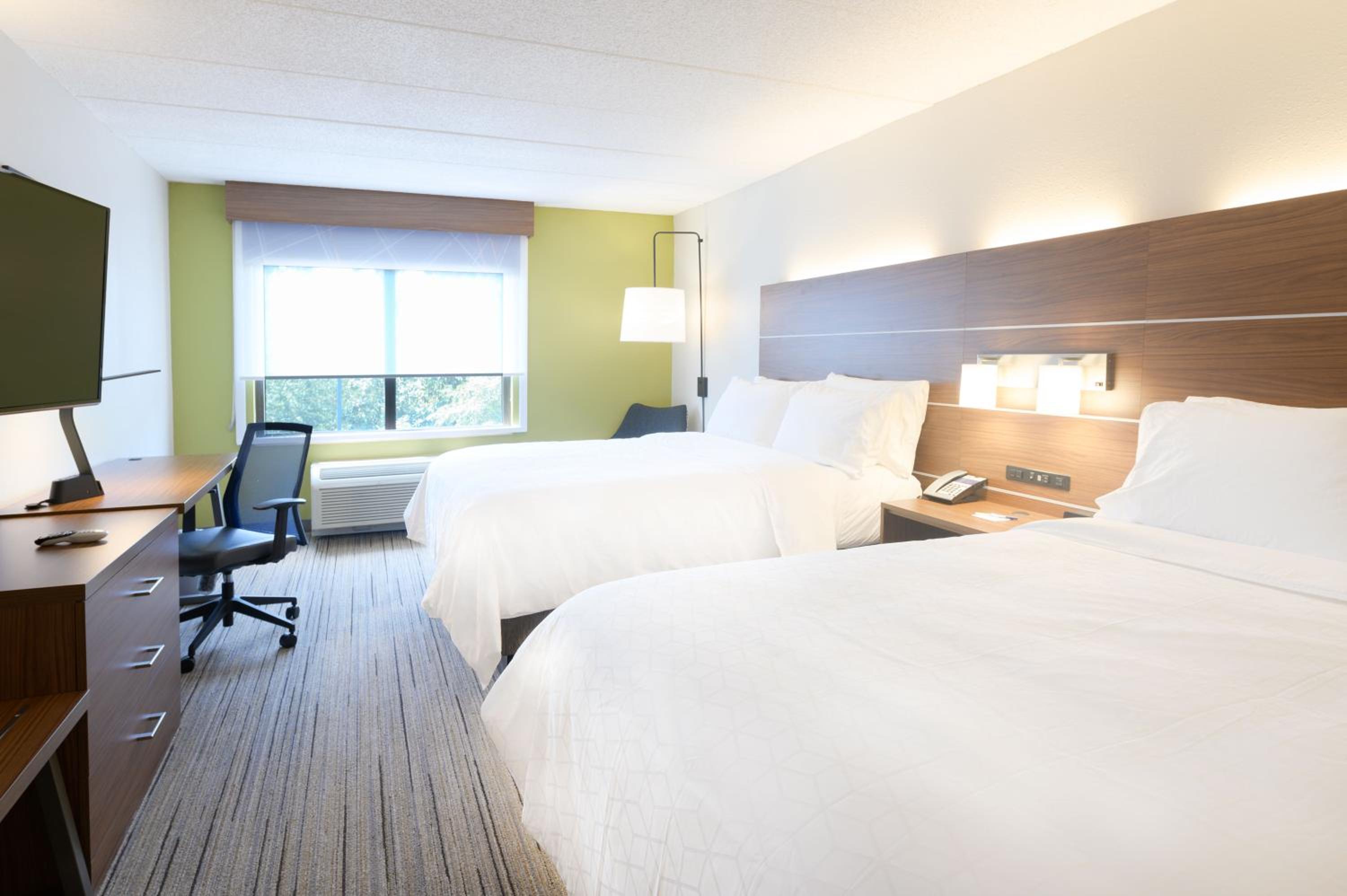 Standard Queen Room with Two Queen Beds - Photo 2
