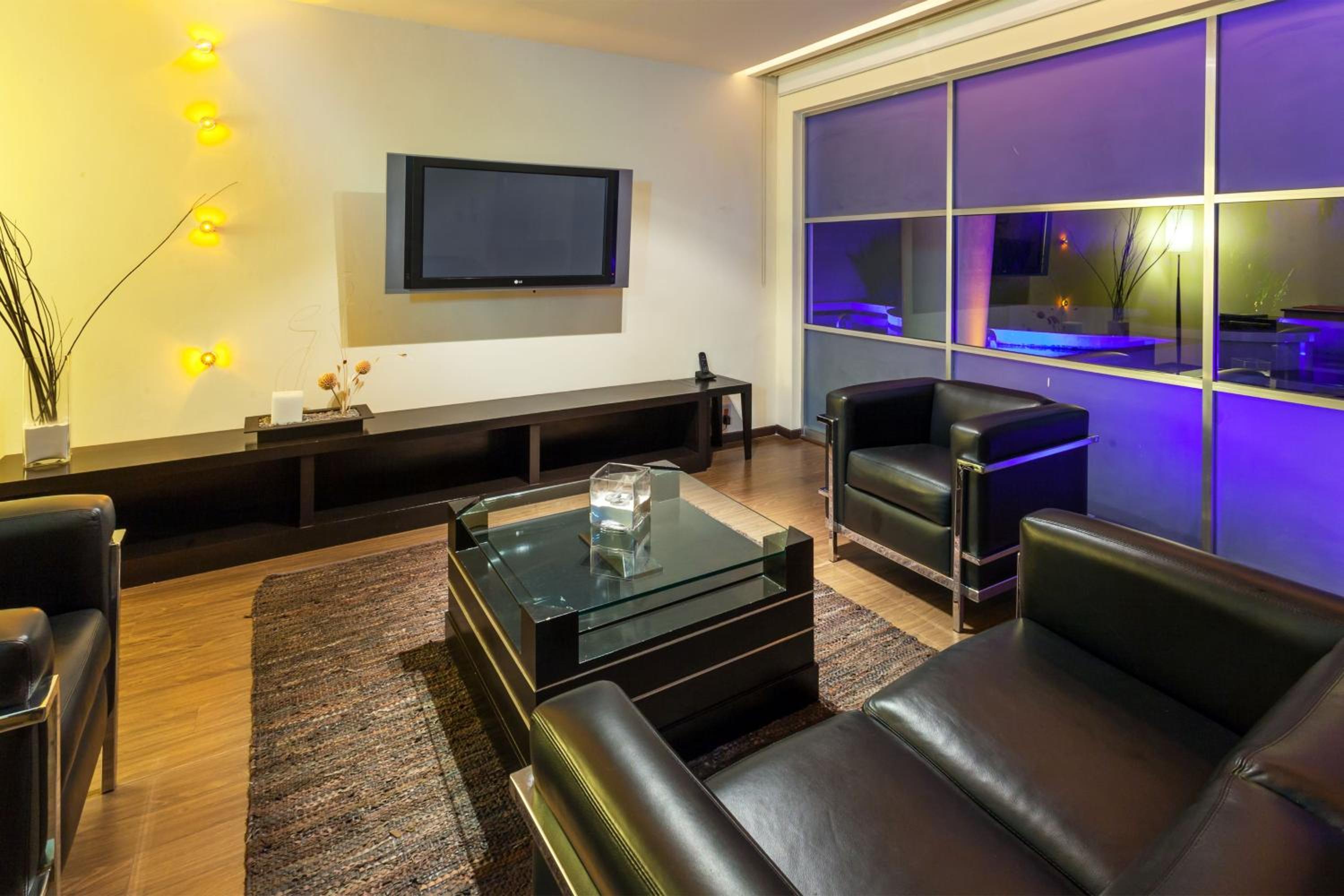 Superior Suite - Photo 9