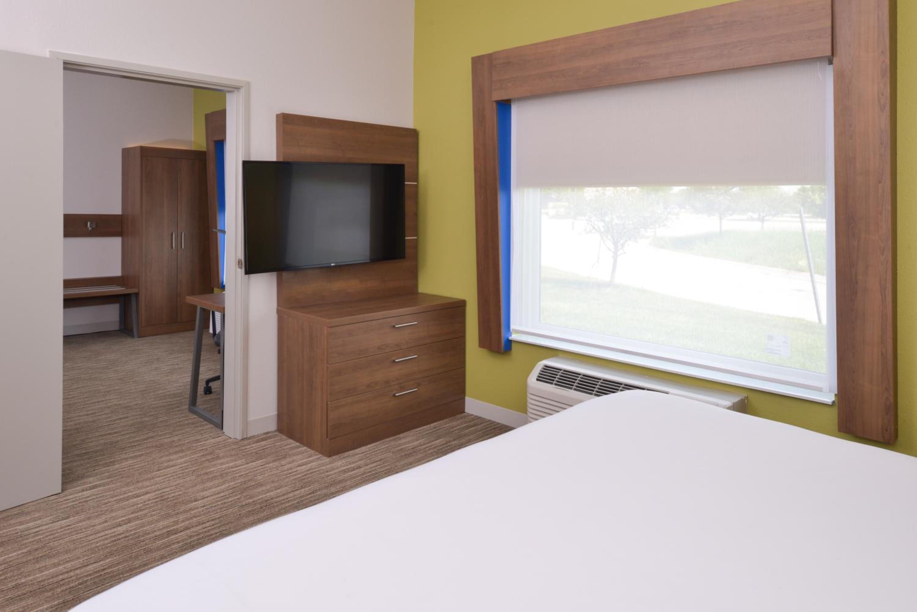 King Suite - Disability Access - Photo 2