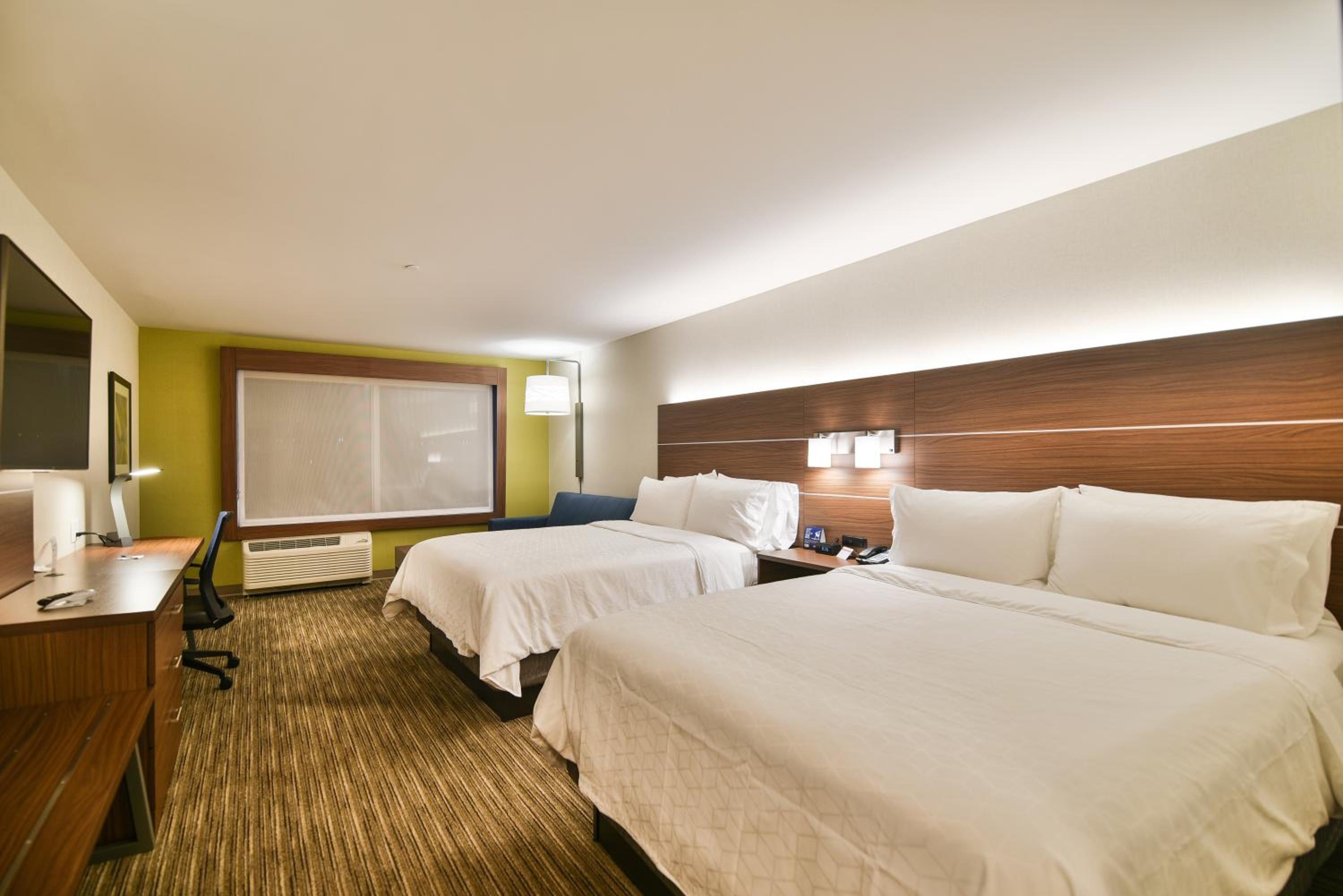 Queen Suite with Two Queen Beds and Sofa Bed photo 3