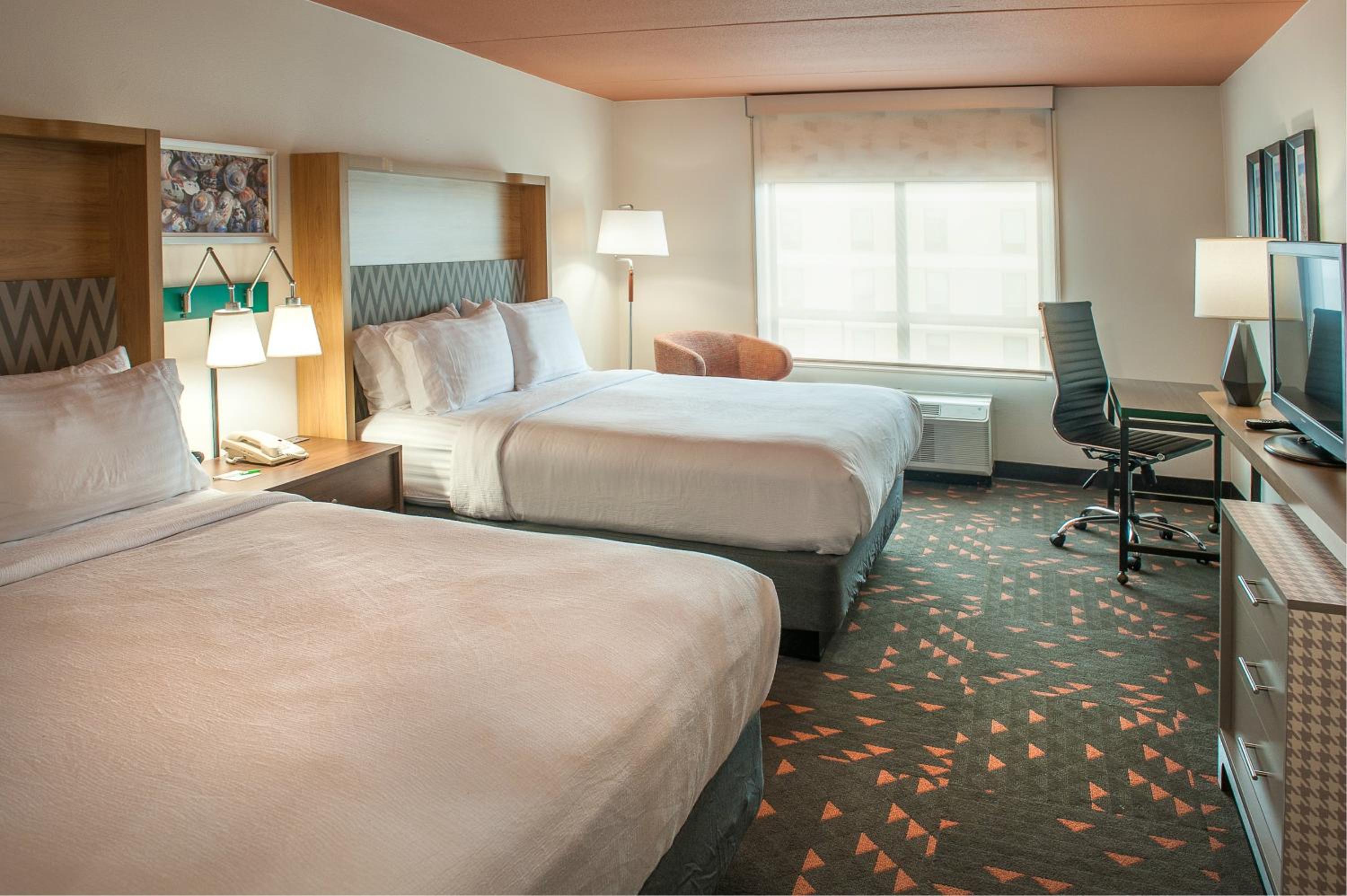 Standard Room with Two Queen Beds - Photo 2