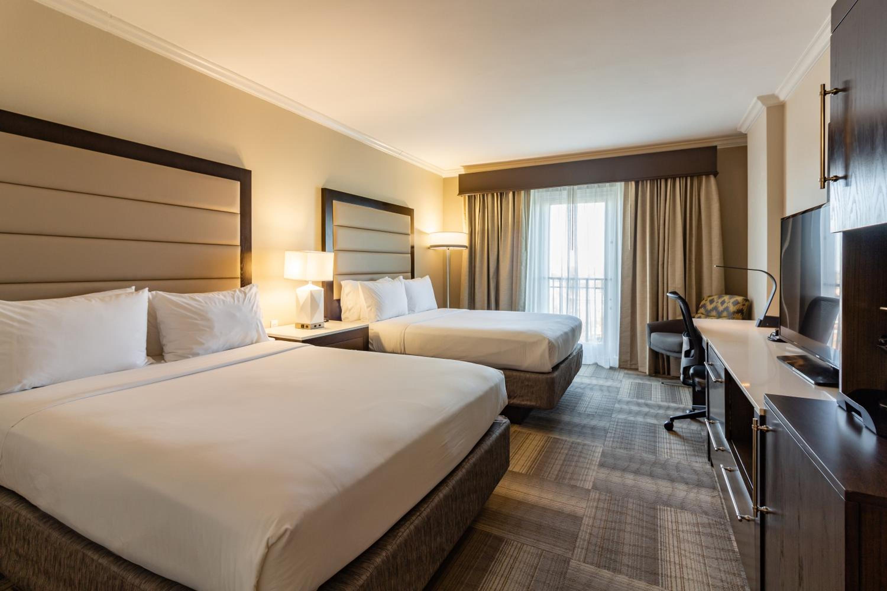 Queen Room with Two Queen Beds and Balcony - Non-Smoking - Photo 2