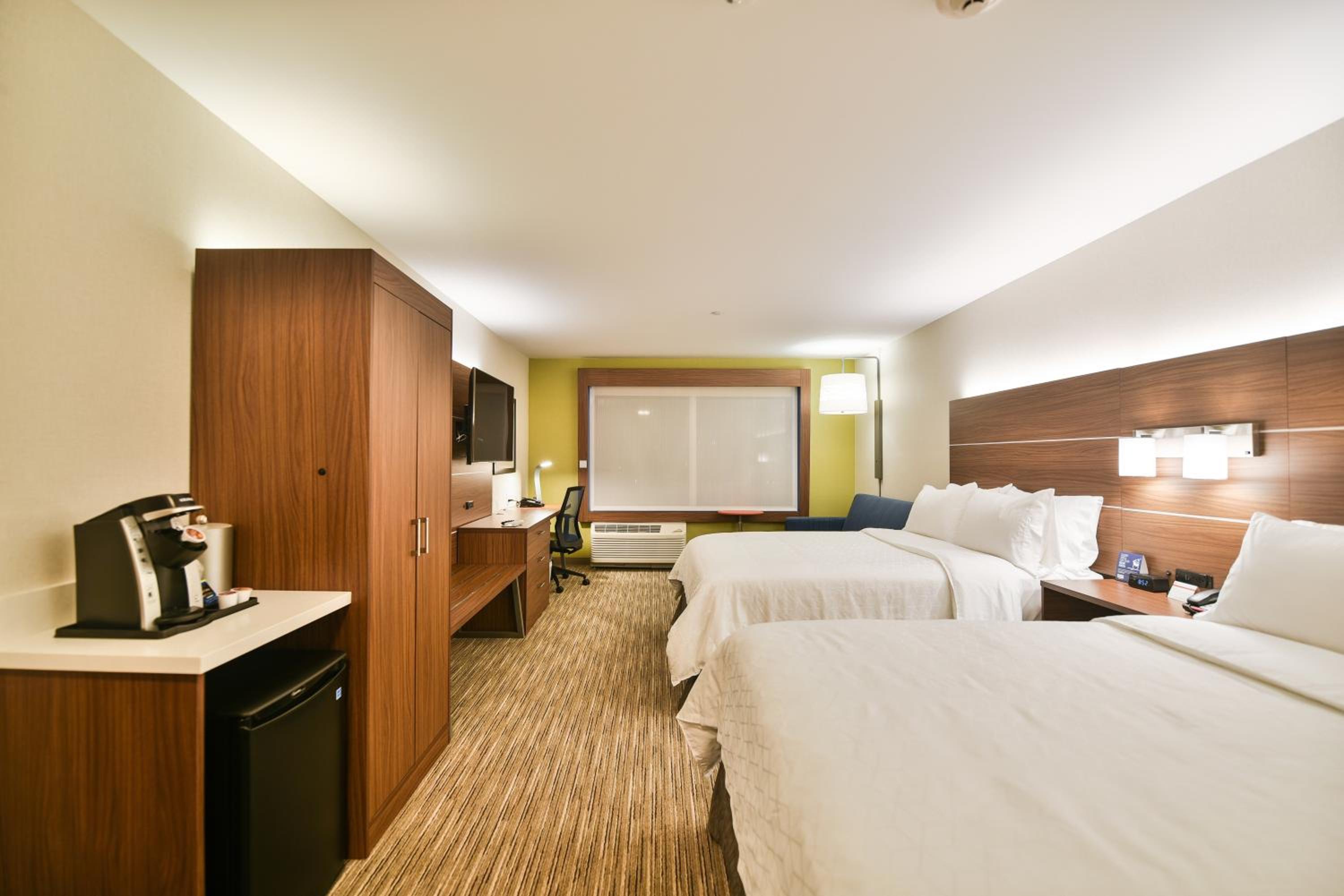 Queen Suite with Mobility Accessible Tub - Non-Smoking