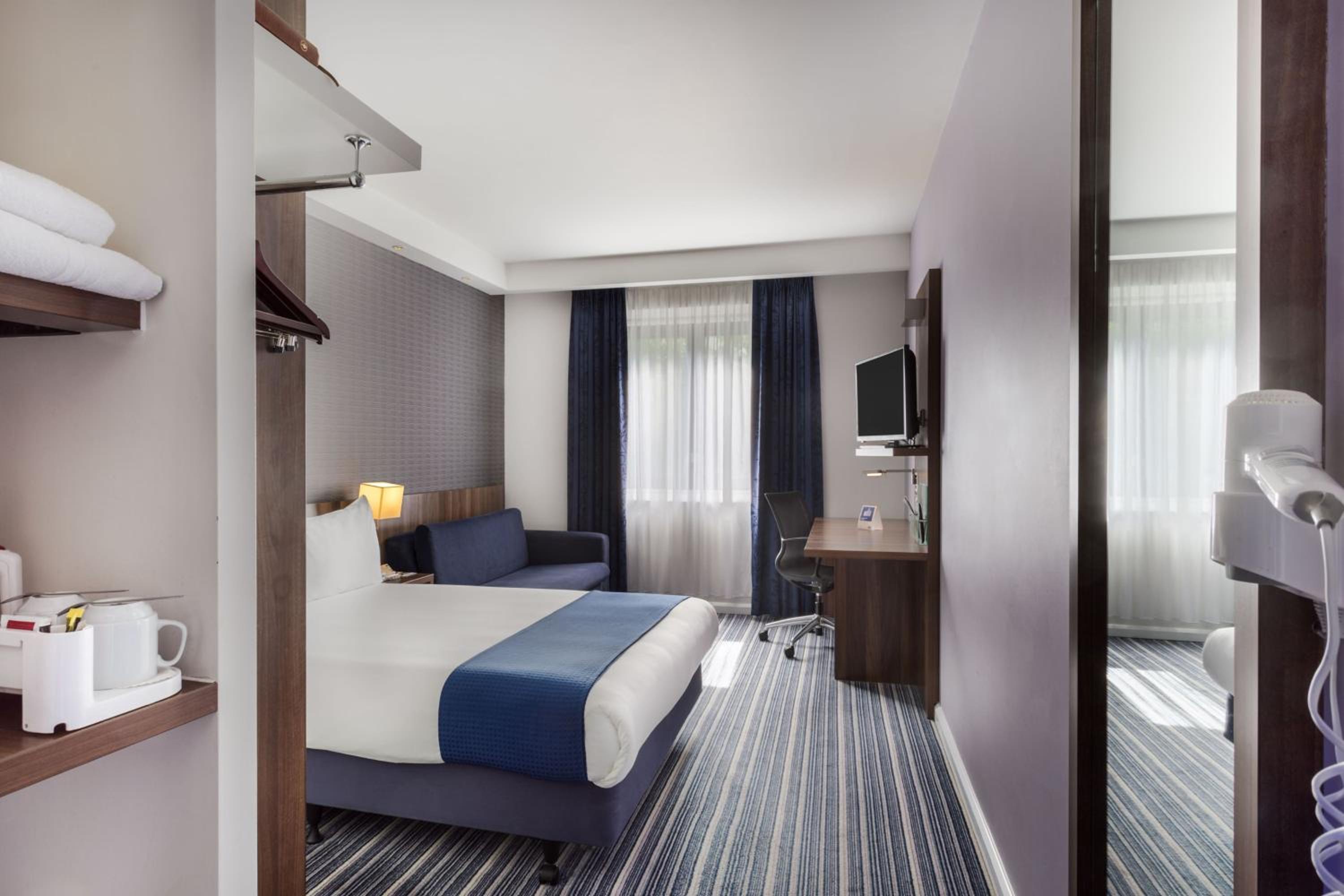 Standard Double Room with Sofa Bed and Free Hot Breakfast - Photo 4