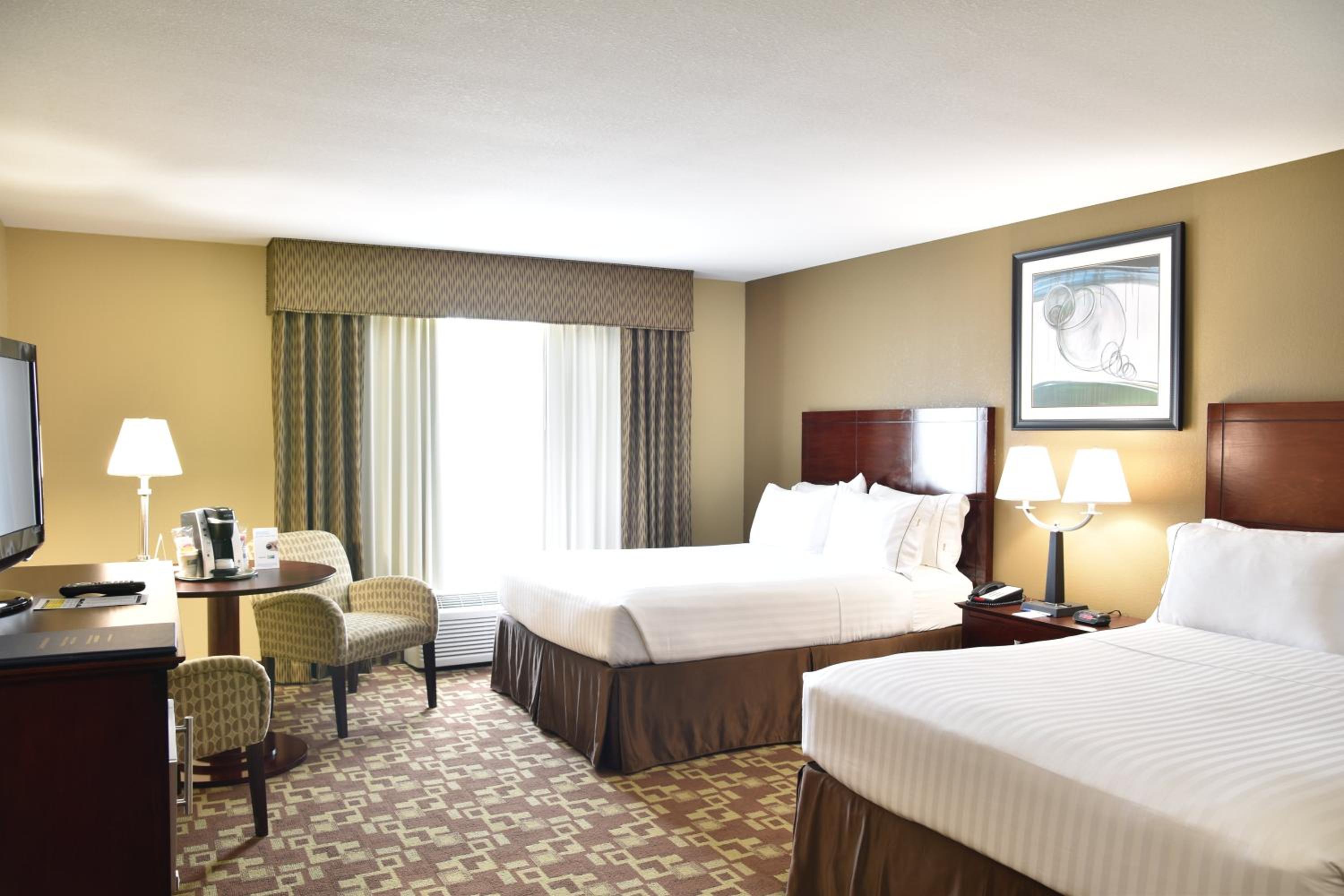 Standard Queen Room with Two Queen Beds - Photo 4