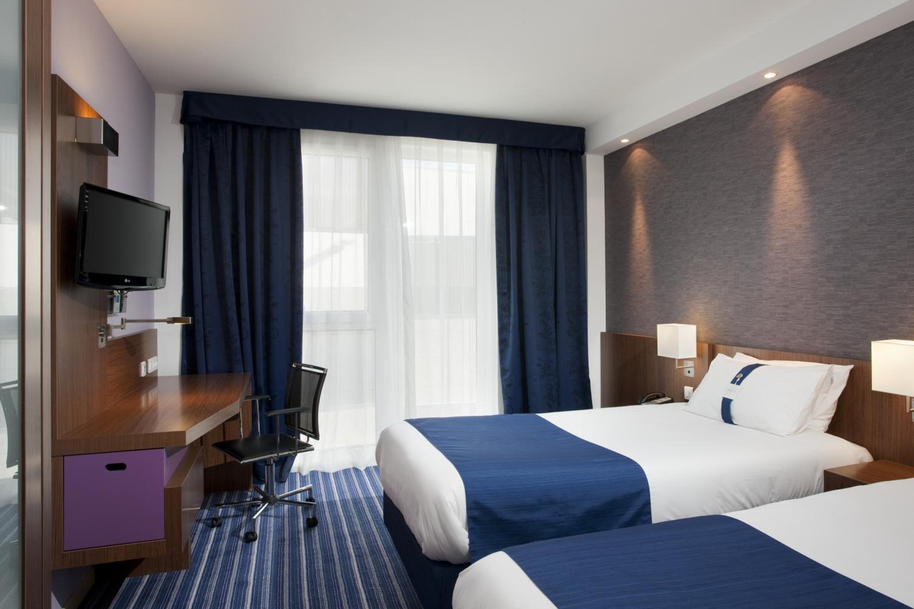 Standard Room with Free Breakfast - Photo 16