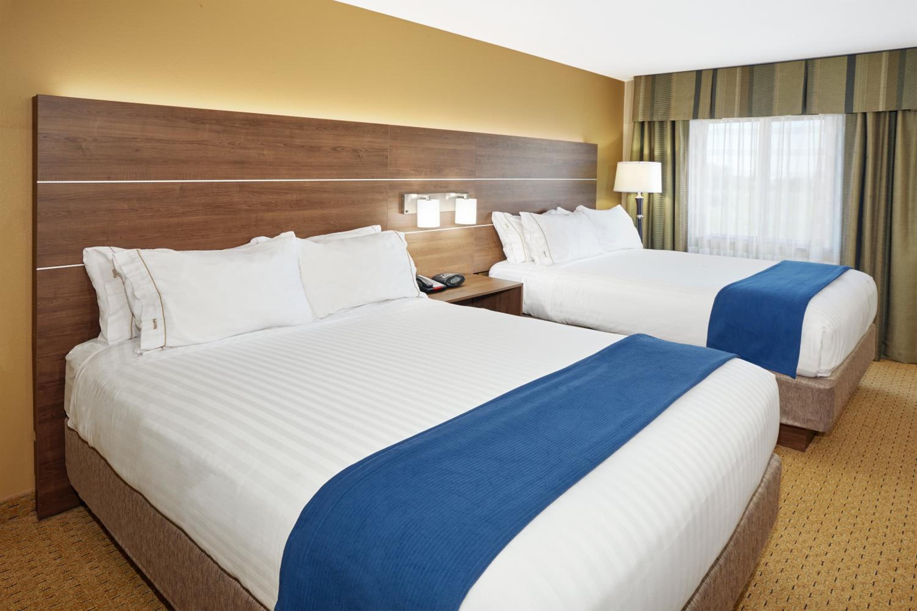 Standard Room with Two Queen Beds - Photo 1
