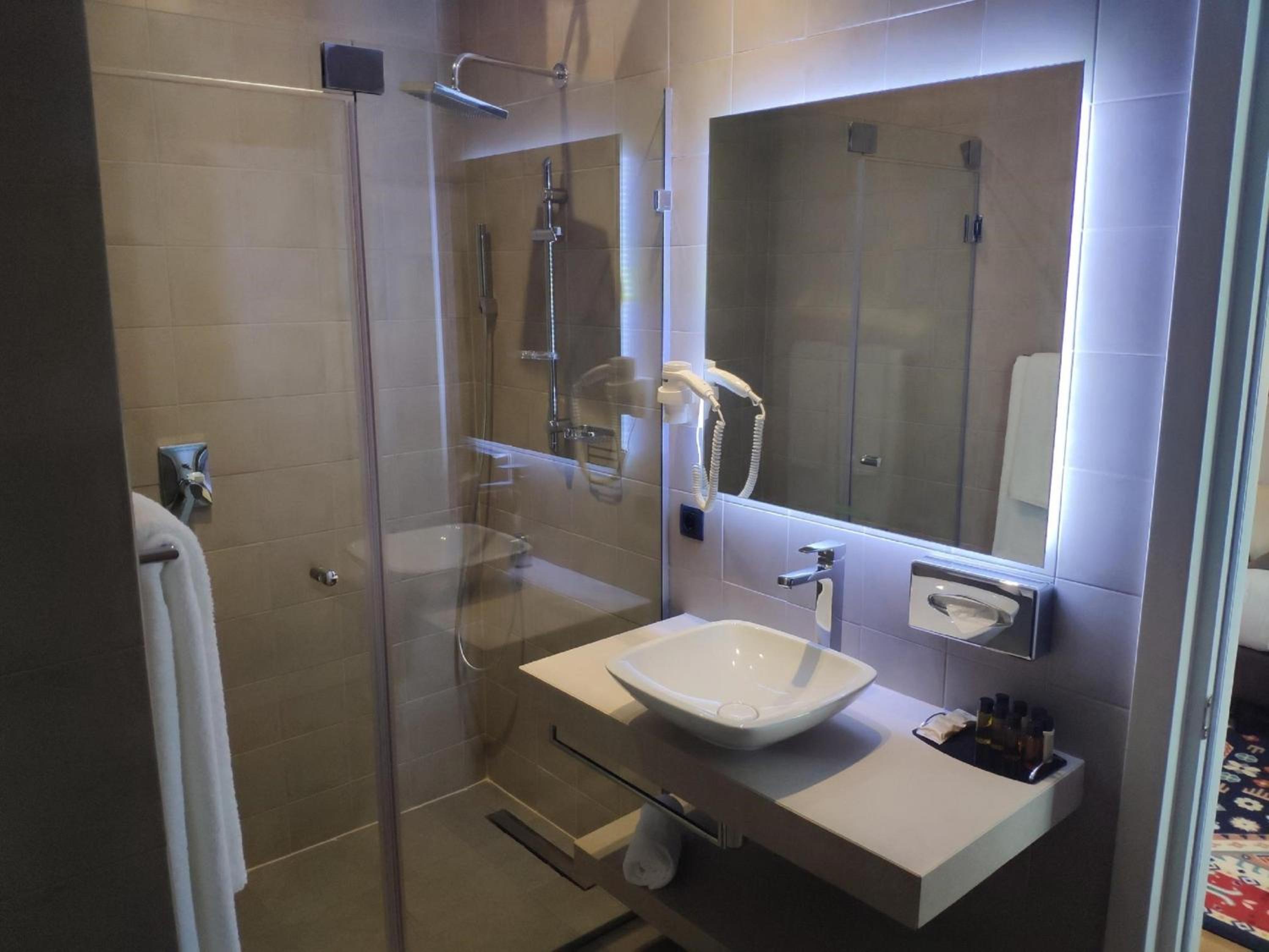 Standard Queen Room - Photo 7