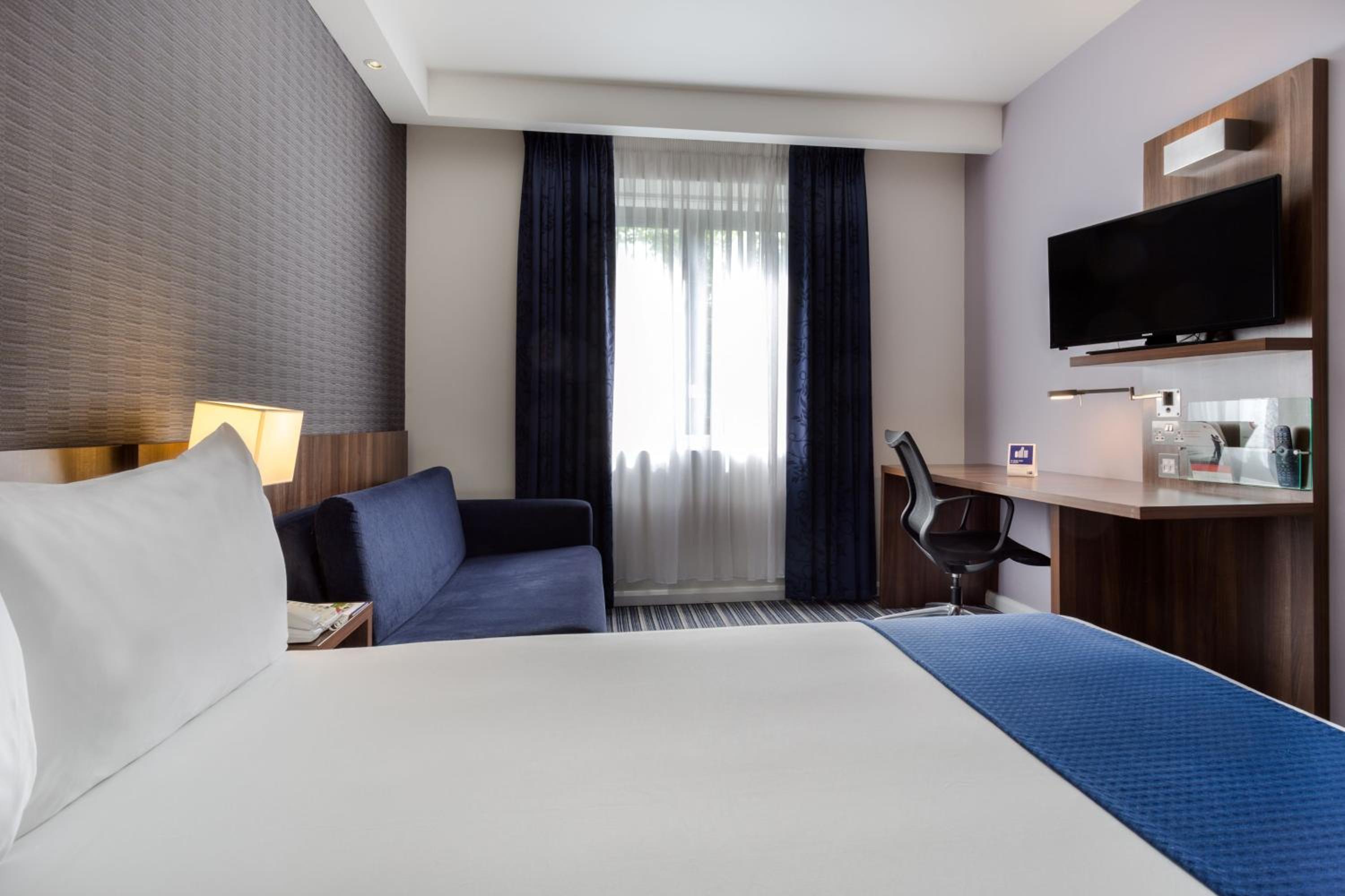Standard Double Room with Sofa Bed and Free Hot Breakfast - Photo 5